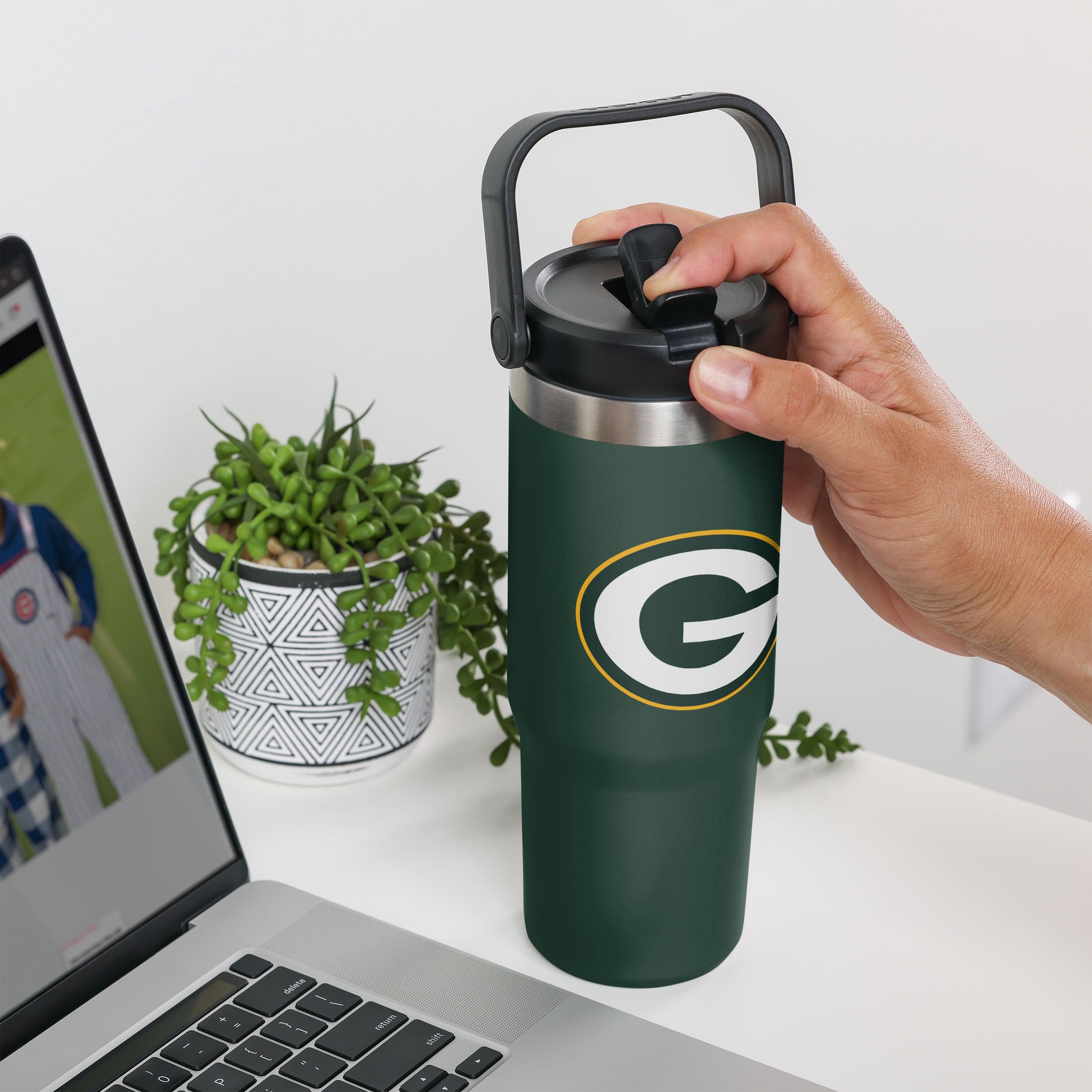 FOCO NFL Team Logo Insulated Travel Mug 30oz with Straw - Stainless Steel Tumbler for Hot & Cold Drinks - Perfect for Football Games, Office Commute & Outdoor Activities
