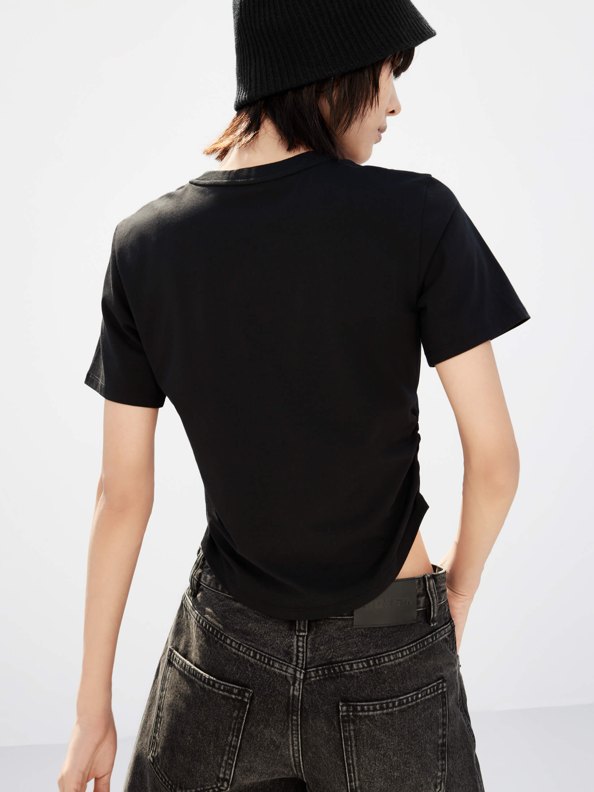 Stylish Curved Hem Logo T-Shirt for Men & Women - Comfortable Casual Wear for Everyday Outfits, Street Style & Lounge