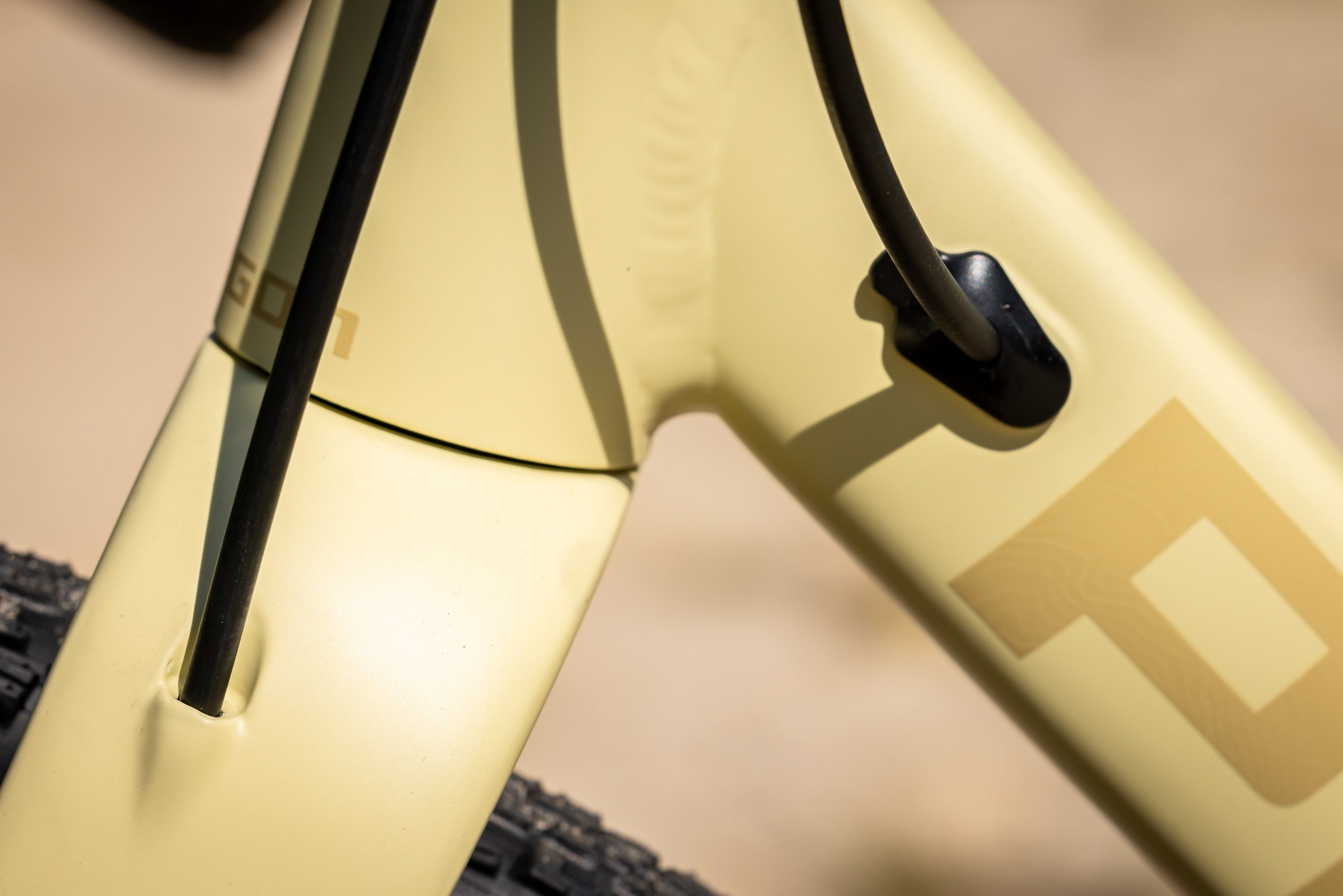 Polygon Bend R6X Gravel Bike - Lightweight Aluminum Frame, Shimano GRX Groupset, All-Terrain Performance for Adventure Riding & Commuting