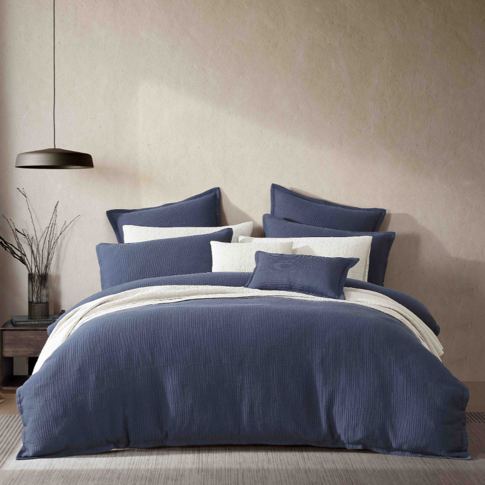 Luxury Caspian Indigo Quilt Cover Set - King Size Bedding by Logan & Mason Platinum - Soft & Breathable for Ultimate Comfort - Perfect for Master Bedrooms, Guest Rooms & Hotel Luxury Bedding