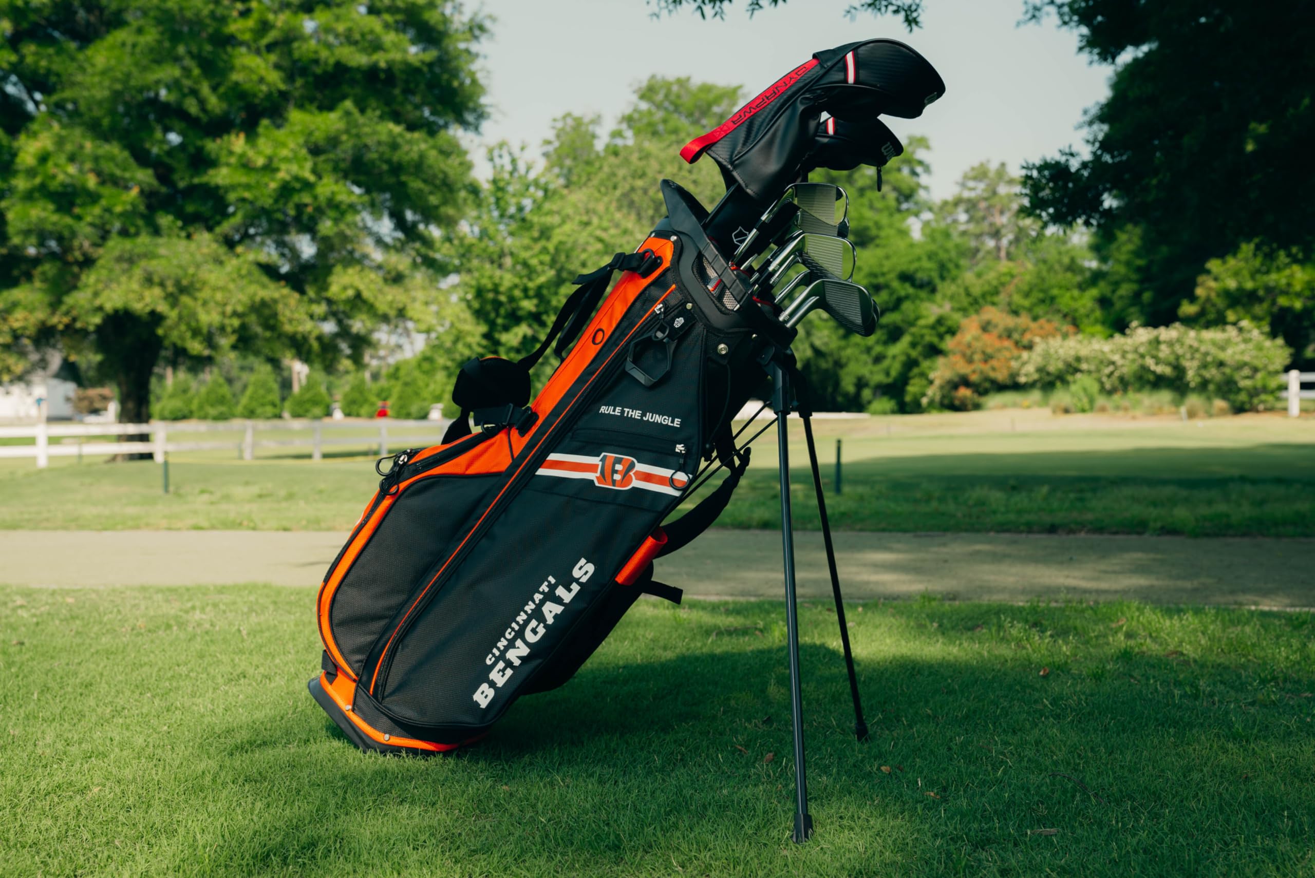 Wilson NFL Cincinnati Bengals Stand Golf Bag - Durable & Lightweight for Men & Women - Perfect for Football Fans, Golf Tournaments & Outdoor Sports