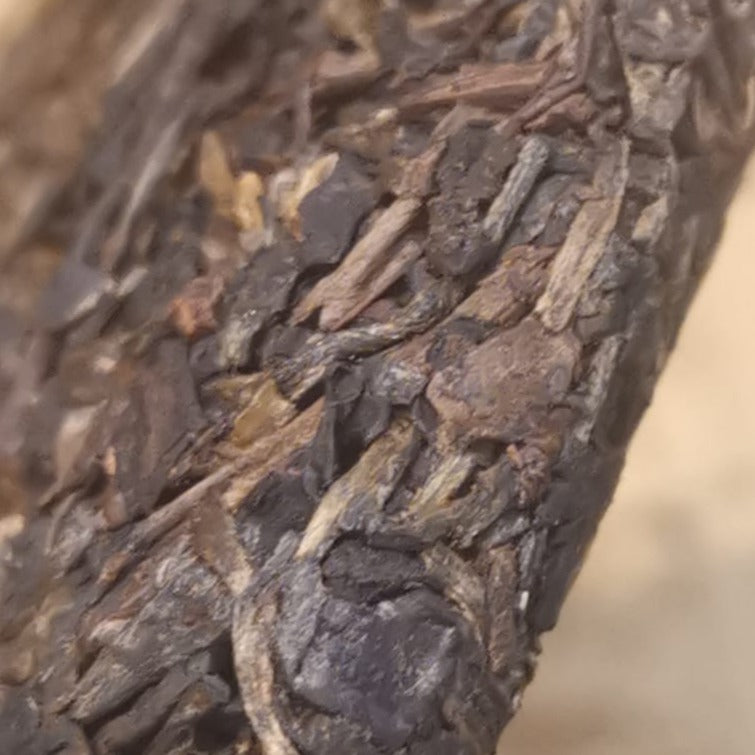 Premium Yiwu Sheng Pu'erh Tea Cake 200g - Ancient Tree Raw Pu-erh Tea, Millennium Edition | Best for Tea Collectors, Gifts & Relaxing Tea Time
