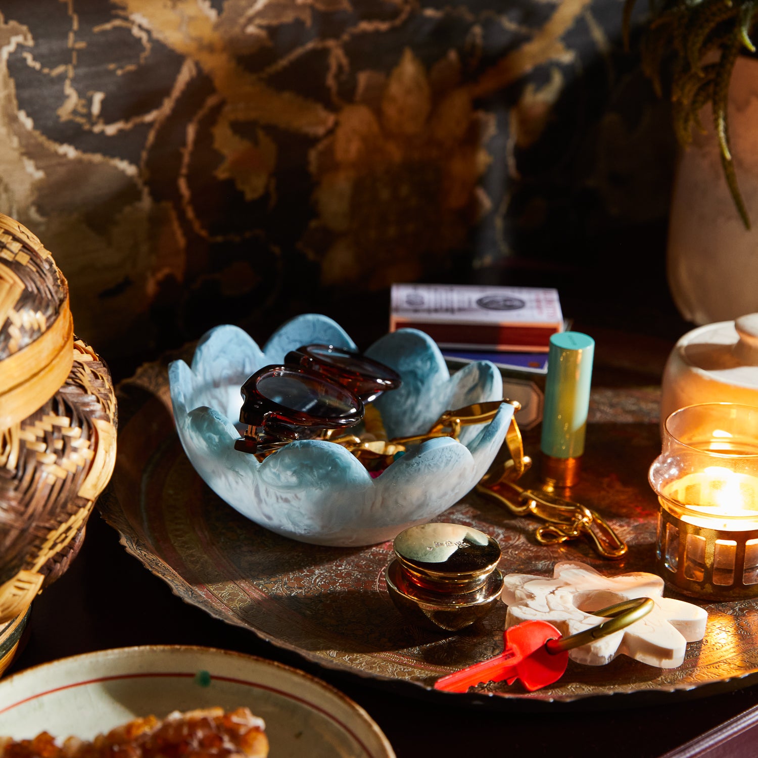 Elegant Ceramic Petal Bowl - Perfect for Smoking Accessories, Home Decor & Gift Ideas | Ideal for Aromatherapy, Candles & Tabletop Decorations