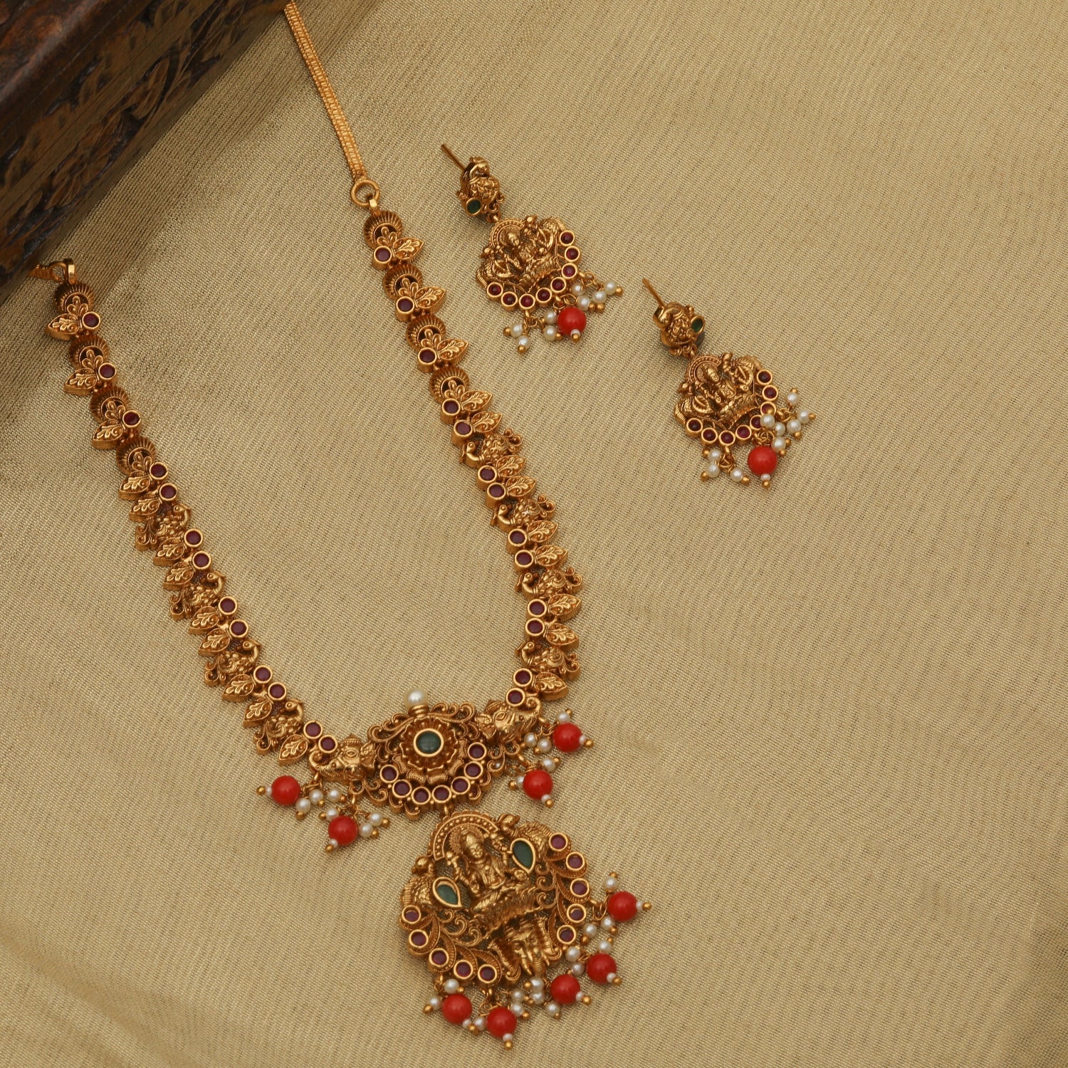 Lakshmika Antique Necklace Set for Women - Vintage Indian Jewelry - Handcrafted Bridal Necklace - Perfect for Weddings, Parties & Special Occasions