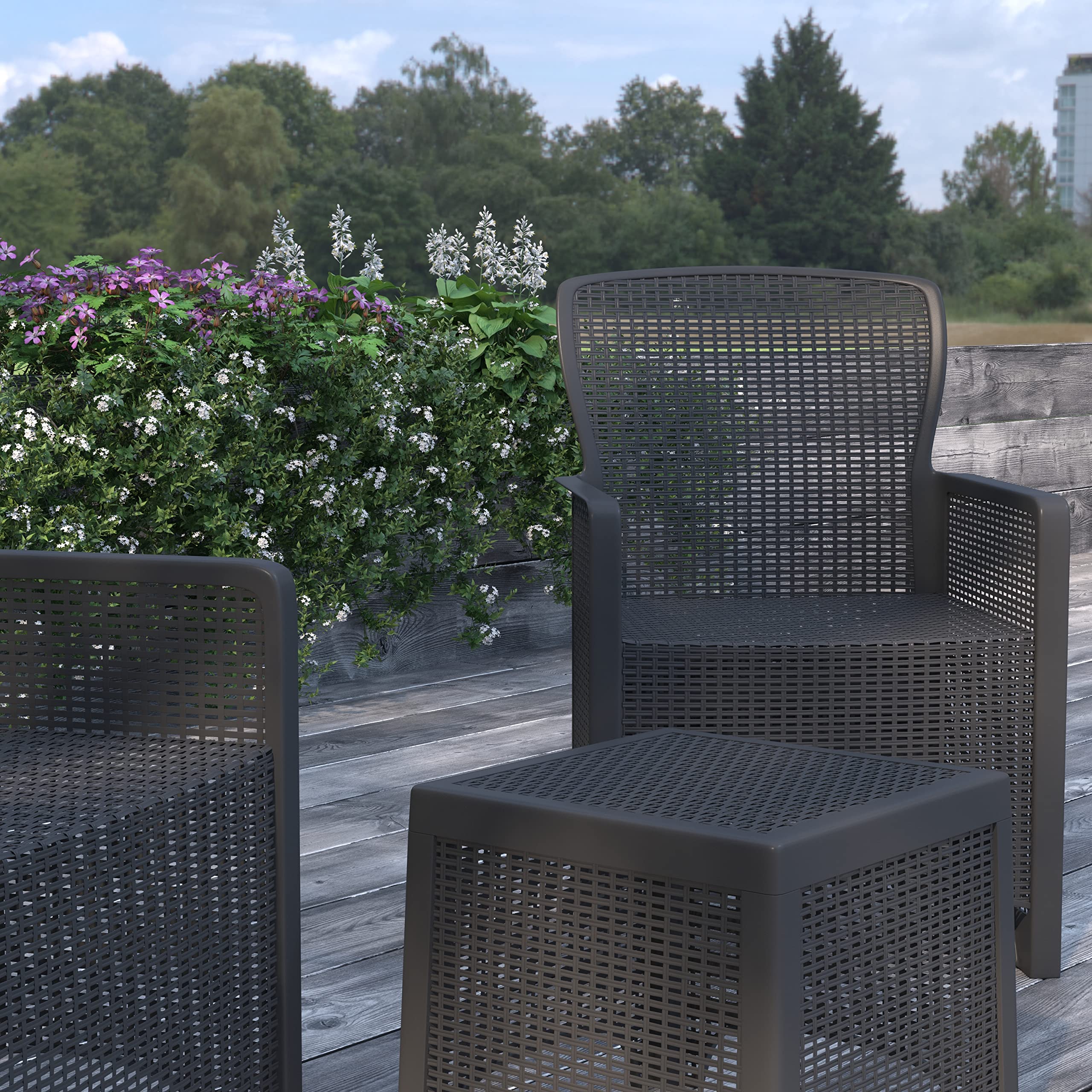Merrick Lane Lanai 3-Piece Outdoor Furniture Set - Dark Gray Faux Rattan Lounge Chairs with Matching Side Table - Durable Resin Wicker Patio Set for Poolside, Garden or Backyard Relaxation