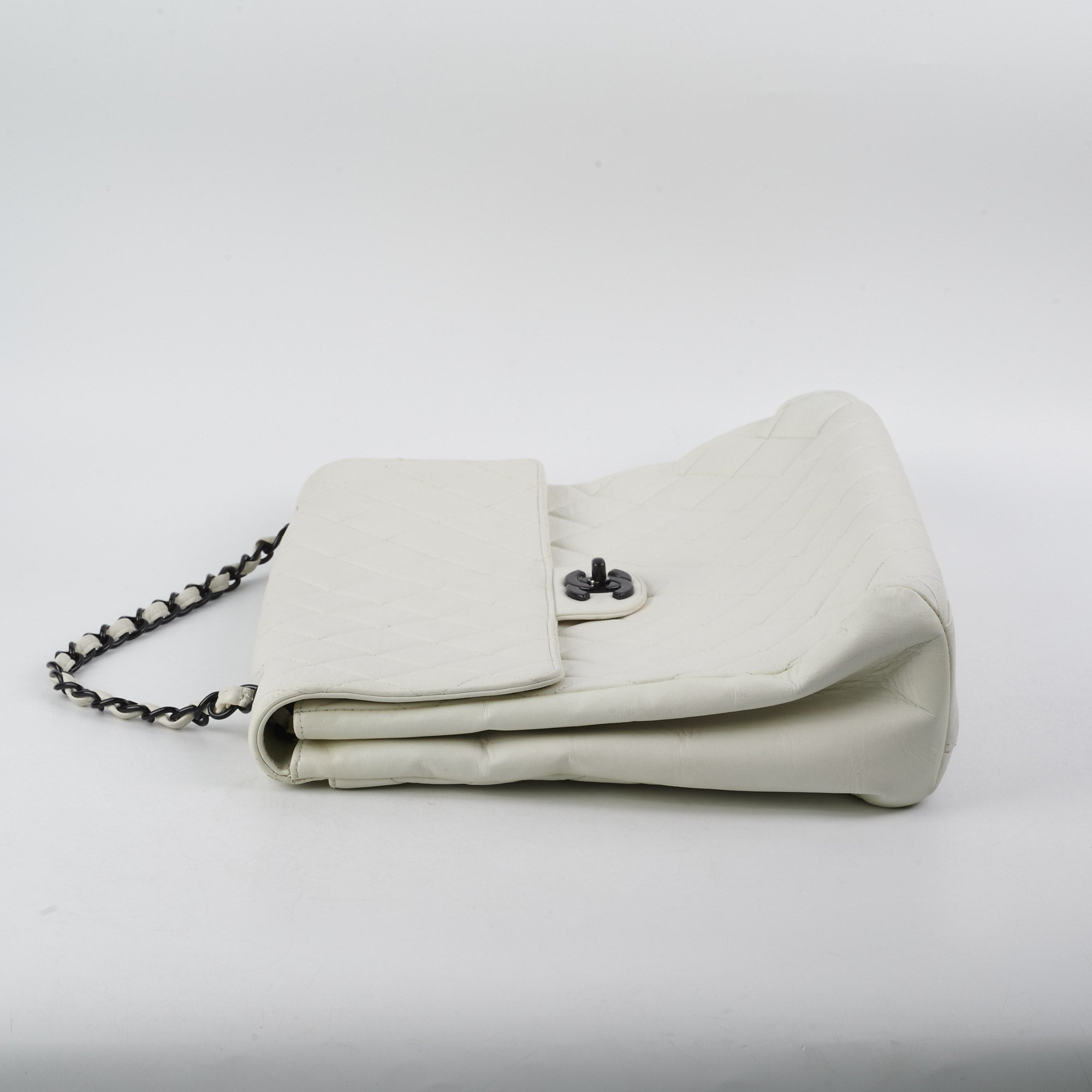 Chanel Matelasse Quilted Leather Shoulder Bag in White - Luxury Crossbody Purse for Women, Perfect for Date Night & Evening Events