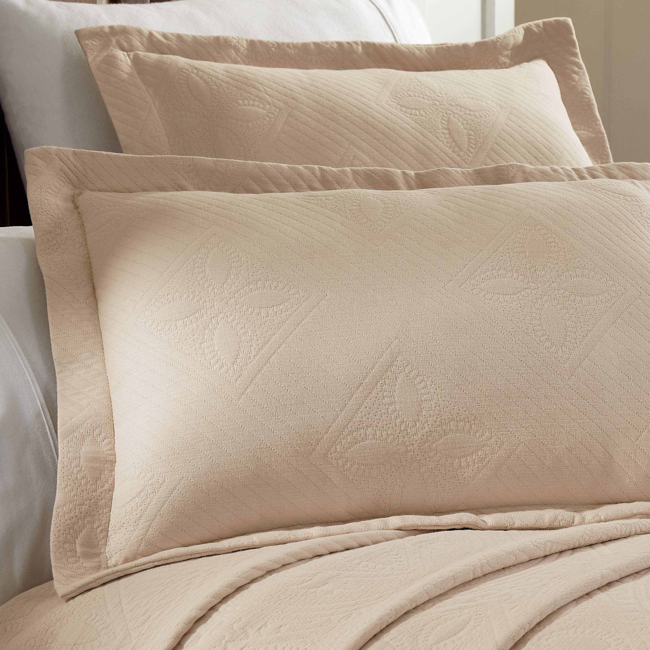 BLUENILEMILLS Blue Nile Mills Farmhouse Bedspread Set - Textured Cotton Celtic Circle Scalloped Quilt with Matching Shams, Cozy Farmhouse Bedding for Master Bedroom & Guest Room