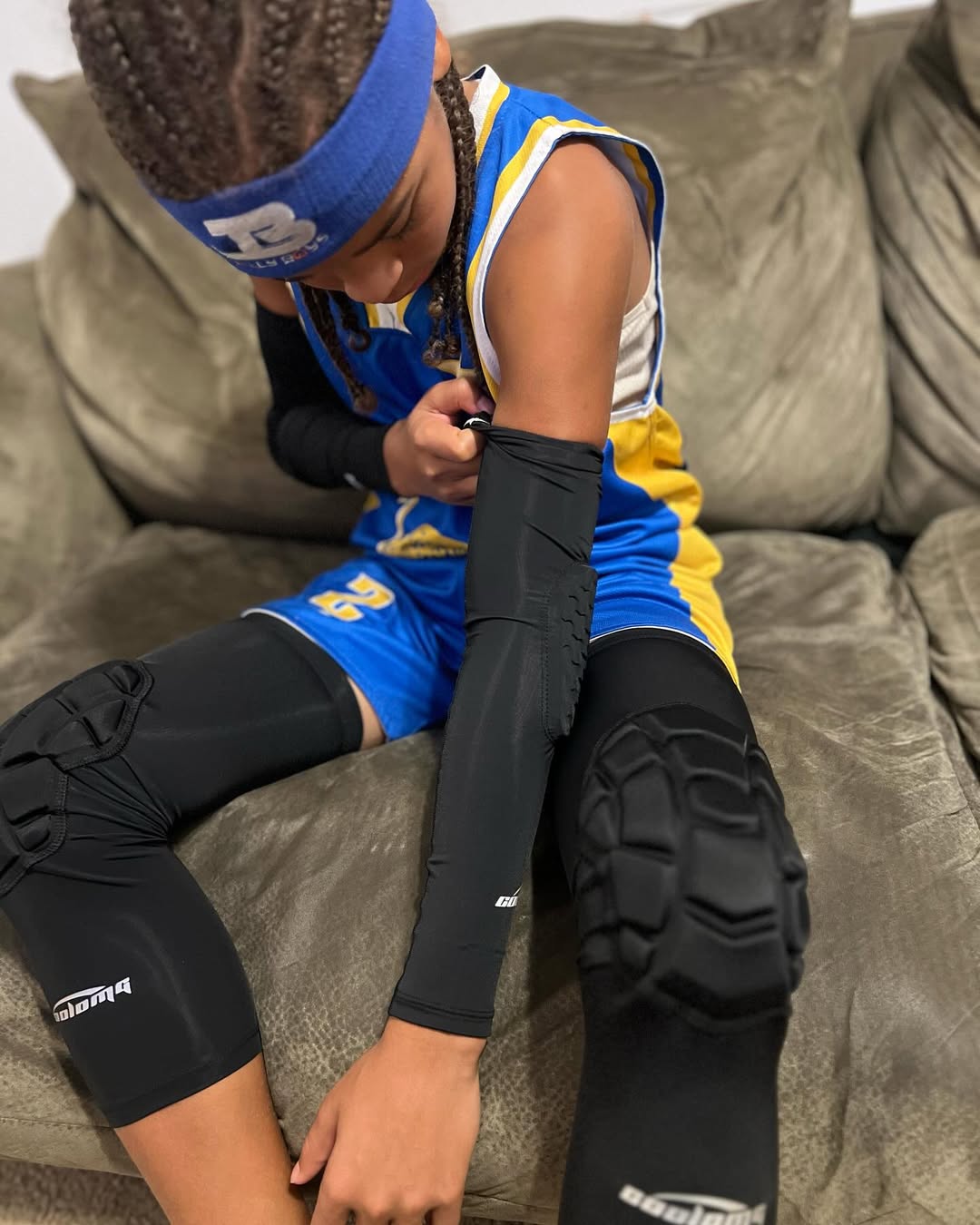 COOLOMG Knee Pads - Protective Knee Compression Sleeves for Basketball, Wrestling, Football & Volleyball - Youth & Adult Sizes (Black/White) - Ideal for Sports Training, Gym Workouts & Injury Prevention