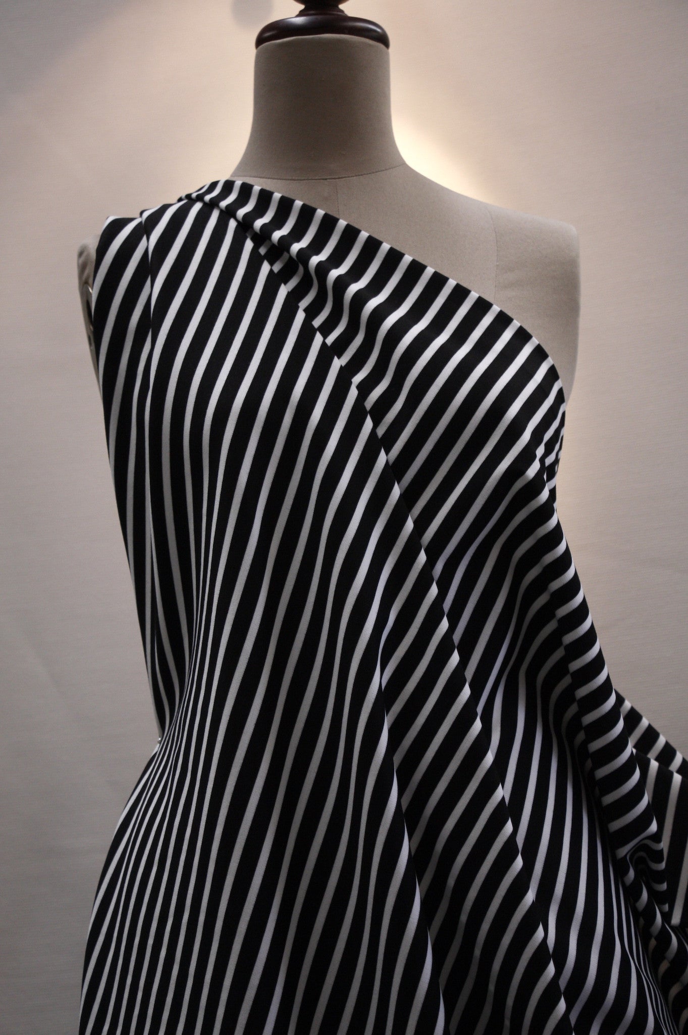 Black and White Ponti T-Shirt - Stylish Graphic Tee for Men & Women - Perfect for Casual Wear, Street Fashion, and Everyday Outfits