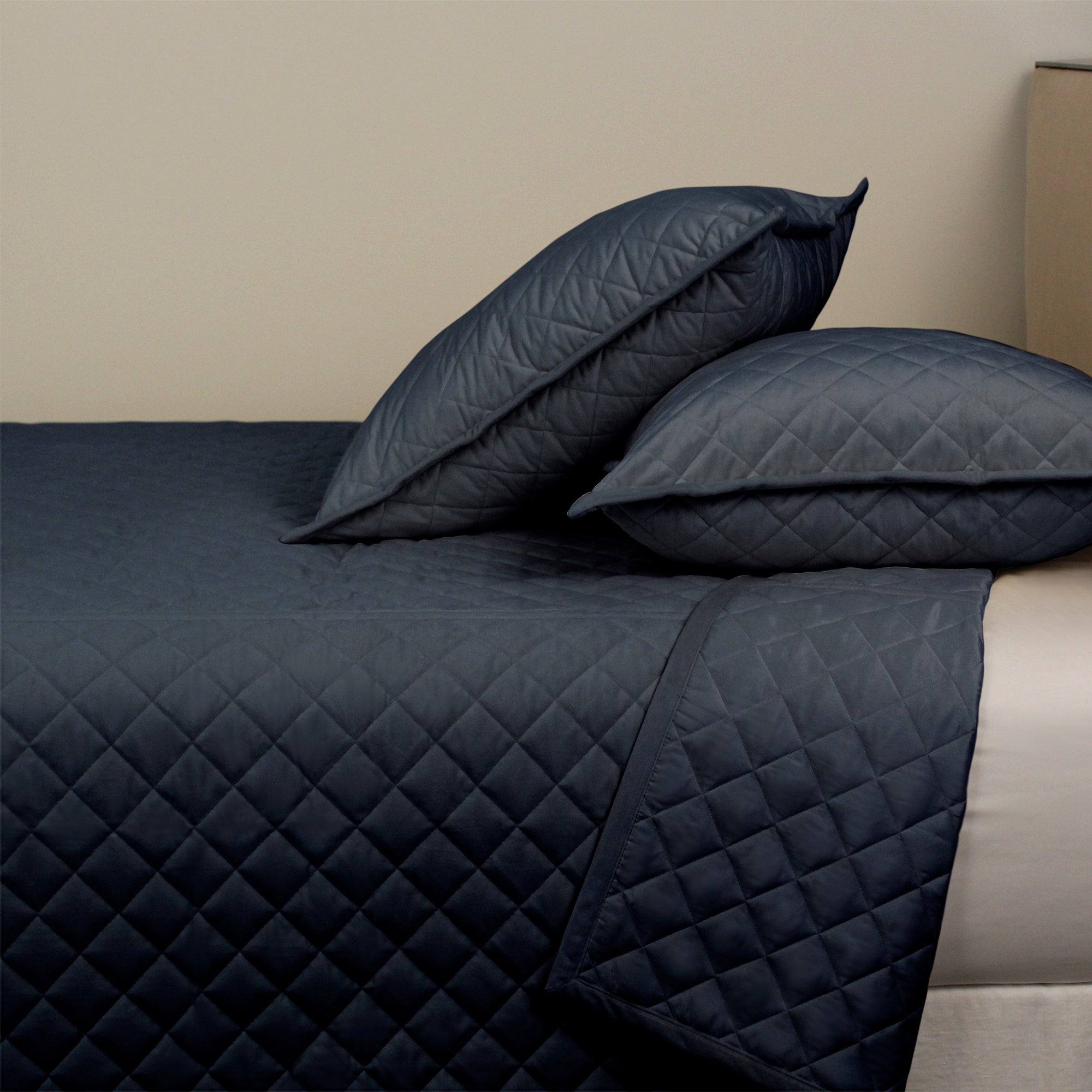 Luxury Velvet Coverlet Set - Soft & Breathable Navy Blue Bedspread for King/Queen Size - Perfect for Bedroom Decor & Cozy Nights
