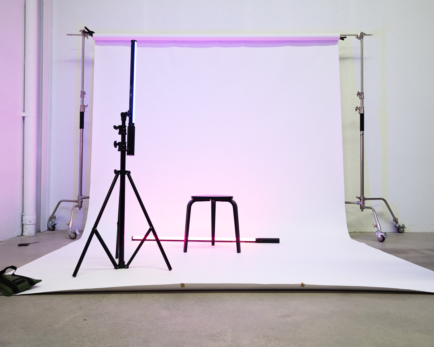 Aputure Amaran T4C LED RGBWW Tube Light - 2500K to 7500K Adjustable Color Temperature, High CRI for Professional Photography & Videography - Perfect for Studio, YouTube, TikTok, and Live Streaming Lighting (Demo Stock)