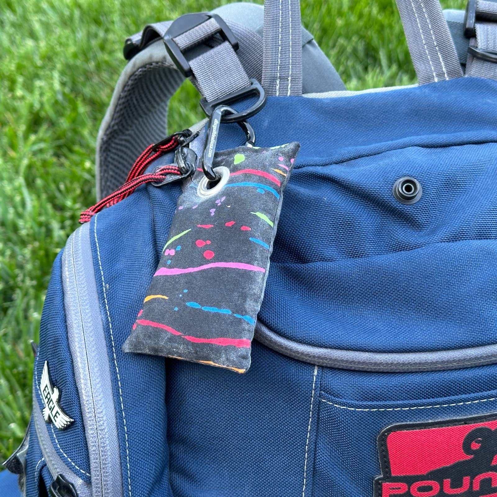 HYZER HOUND DISCS Disc Golf Chalk Bag - Moisture Absorbing Hand Grip Enhancer for Summer Play | Secure Carabiner Attachment | Essential Disc Golf Accessories for Improved Performance | Perfect for Hot Weather & Competitive Tournaments