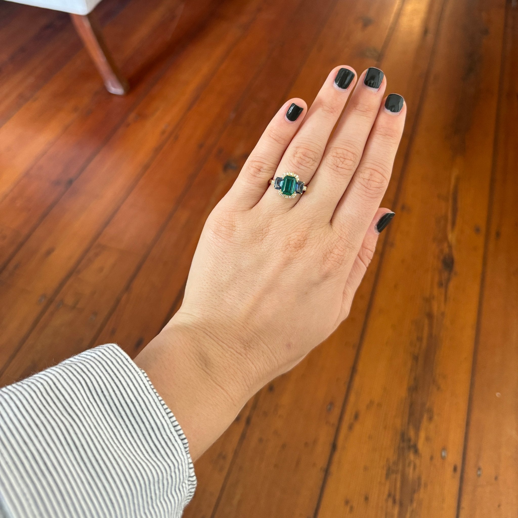 Goshwara 3 Stone Emerald & Sapphire 18K Gold Ring for Women - Elegant Vintage Jewelry for Engagement, Wedding & Special Occasions