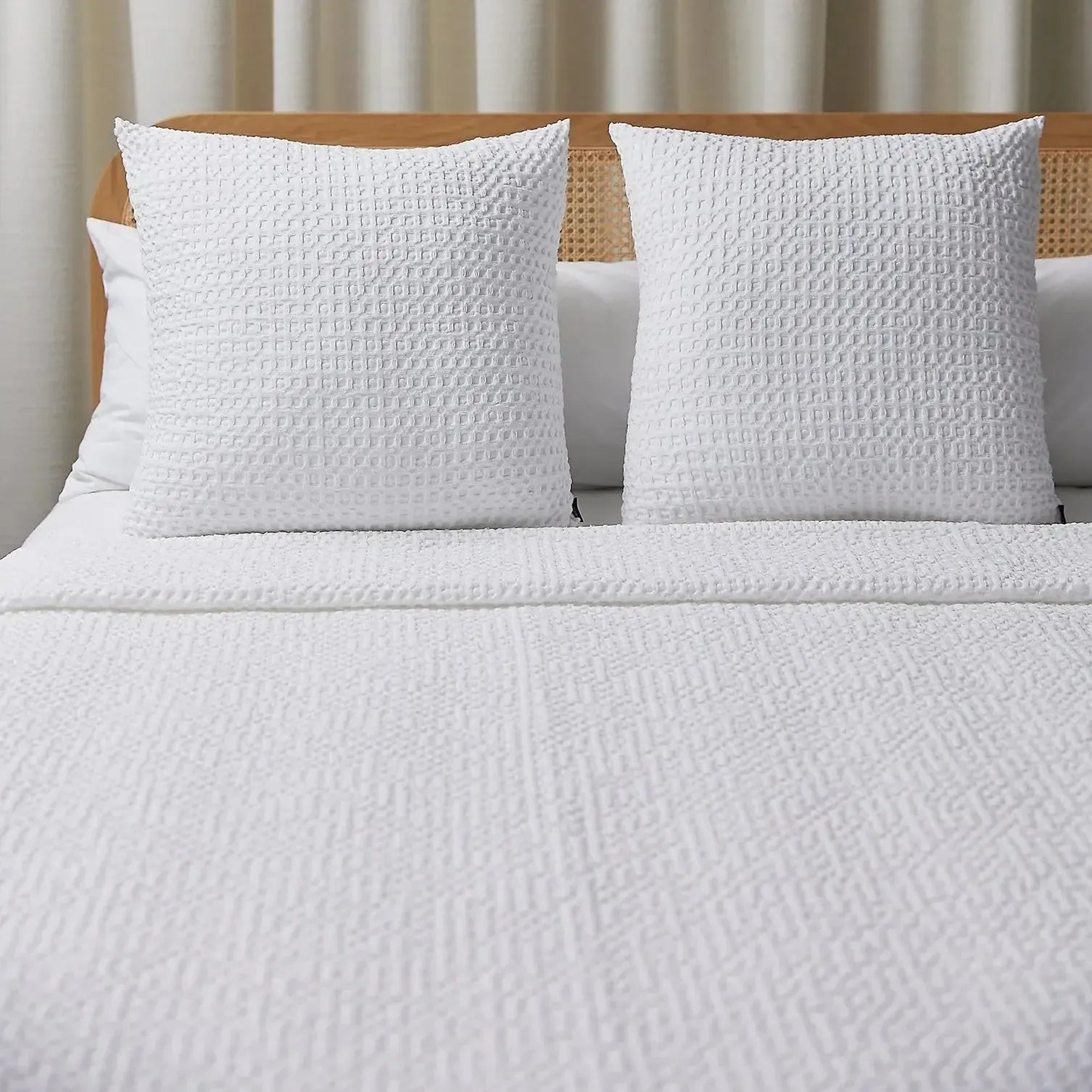 Santa Luzia Waffle Bedspread - Soft & Breathable White Bed Cover - Perfect for Cozy Bedrooms, Guest Rooms & Hotel Decor