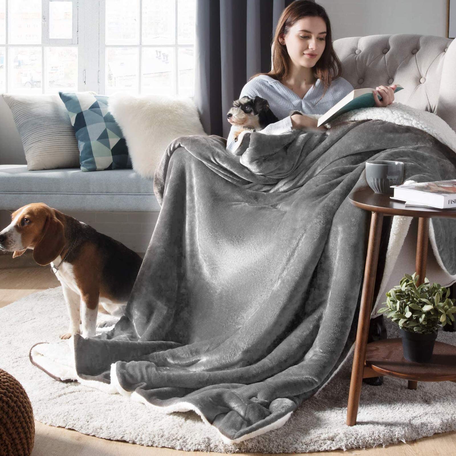 Waterproof Pet Blanket for Dogs & Cats - Soft Sherpa Fleece Throw for Medium Dogs, Puppies & Small Cats | Machine Washable Dog Bed Cover for Couch, Sofa & Bed | Perfect for Indoor Use, Travel & Crate Training