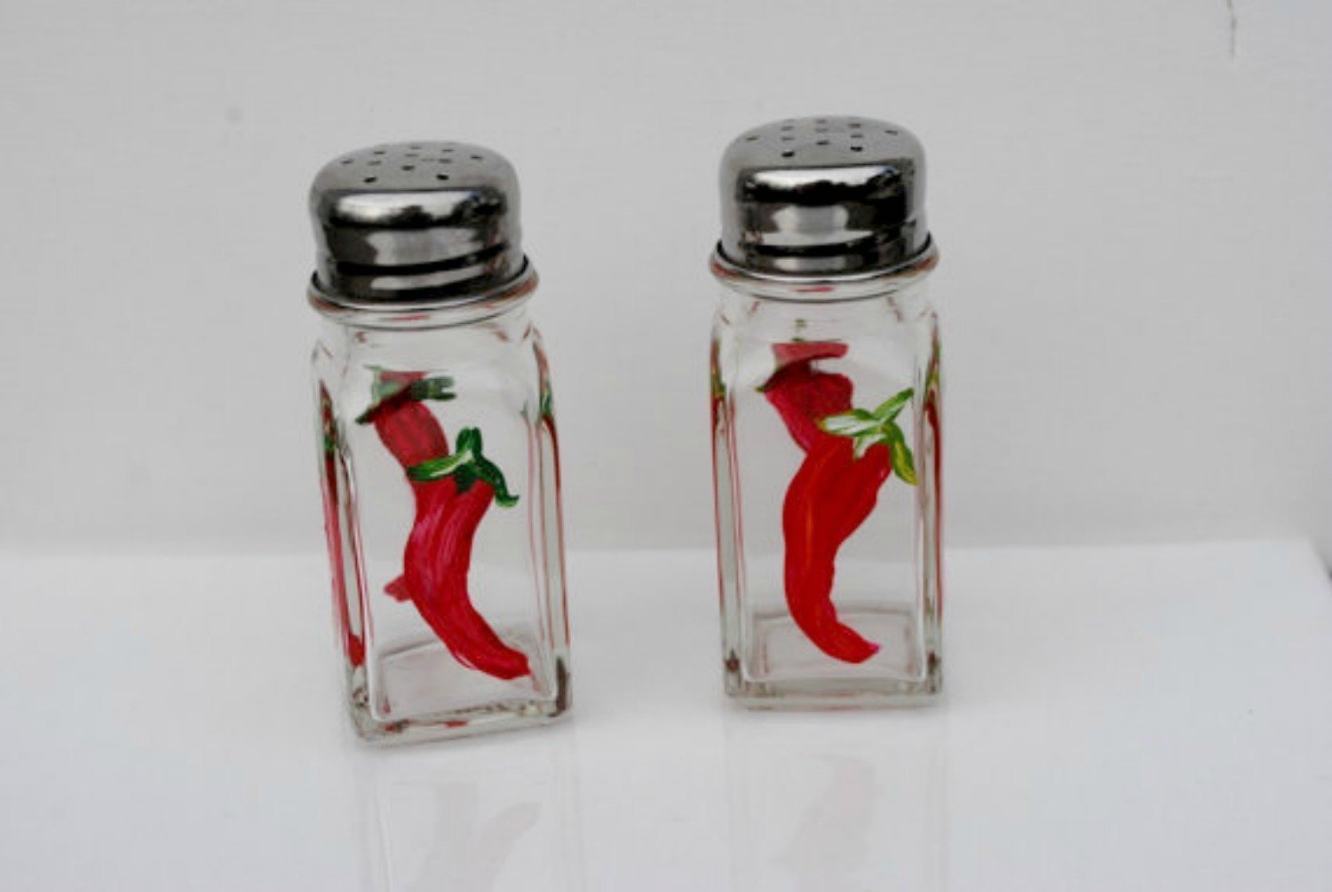 Premium Hot Chili Peppers Salt and Pepper Grinder Set - Glass Spice Shakers with Adjustable Coarseness - Perfect for Kitchen, Dining Table & BBQ Seasoning