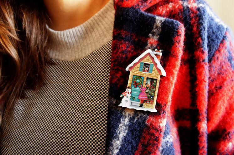 Laliblue Christmas House Brooch - Festive Holiday Pin for Women, Elegant Winter Accessory for Jackets, Scarves & Hats - Perfect for Christmas Parties, Gift Exchanges & Seasonal Decor