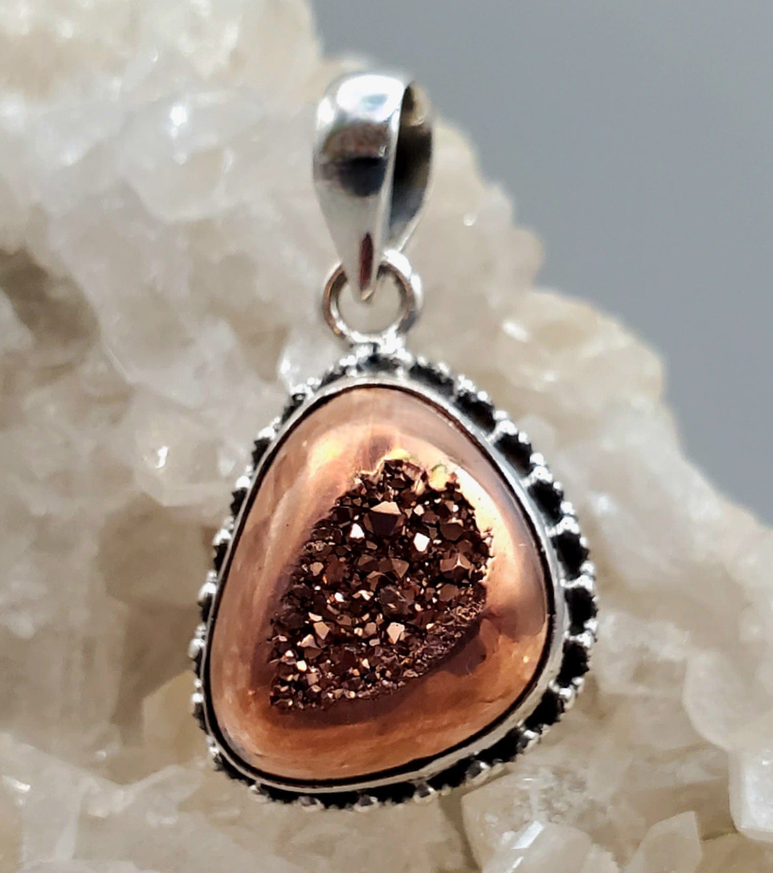Natural Aura Druzy Crystal Pendant Necklace for Women - Healing Stone Jewelry for Spiritual Energy & Chakra Balancing - Perfect for Meditation, Yoga & Everyday Wear