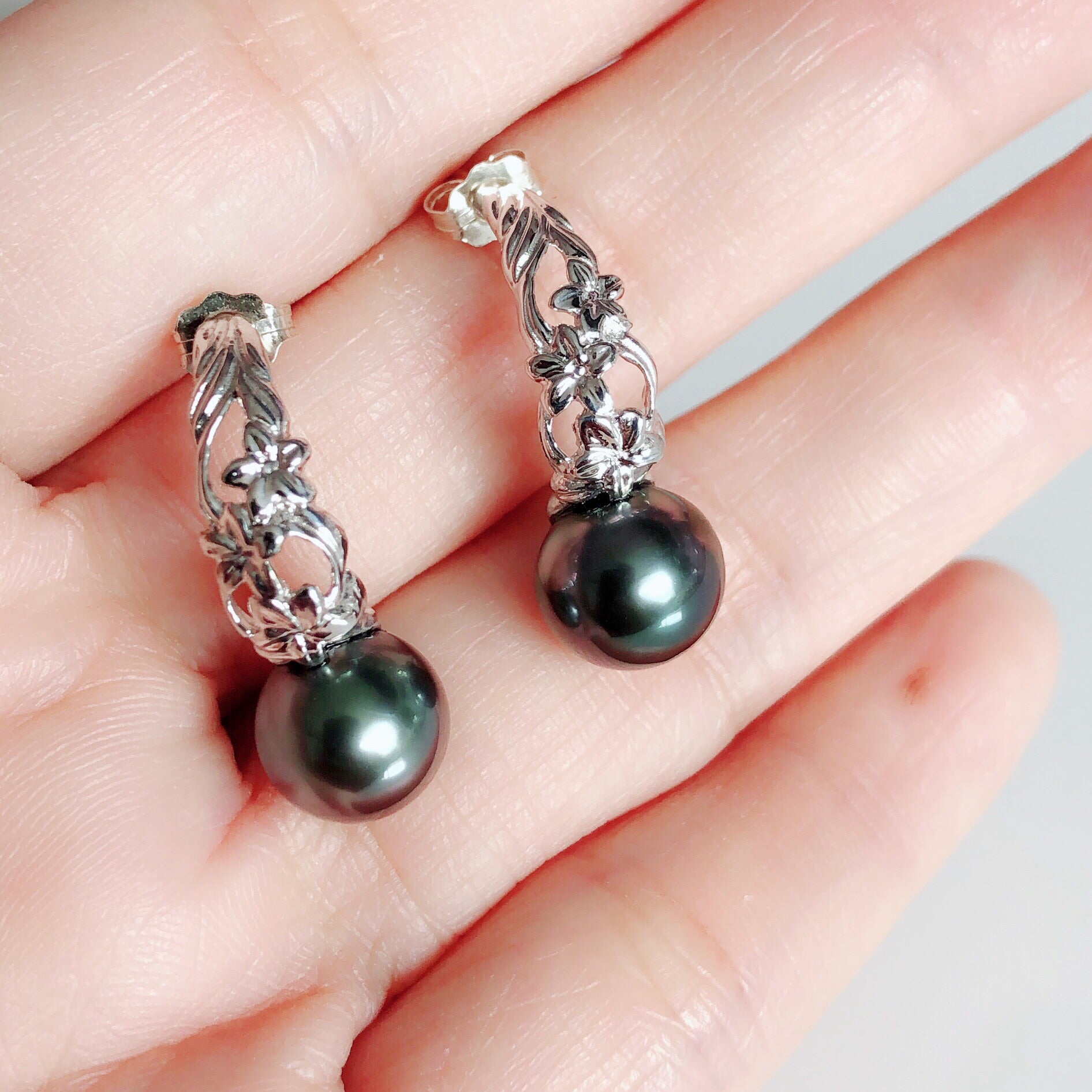Exquisite Hawaiian Scroll Mini Hoop Earrings with Genuine Tahitian Pearl (E544) - Perfect for Beach Weddings, Vacation & Boho Fashion
