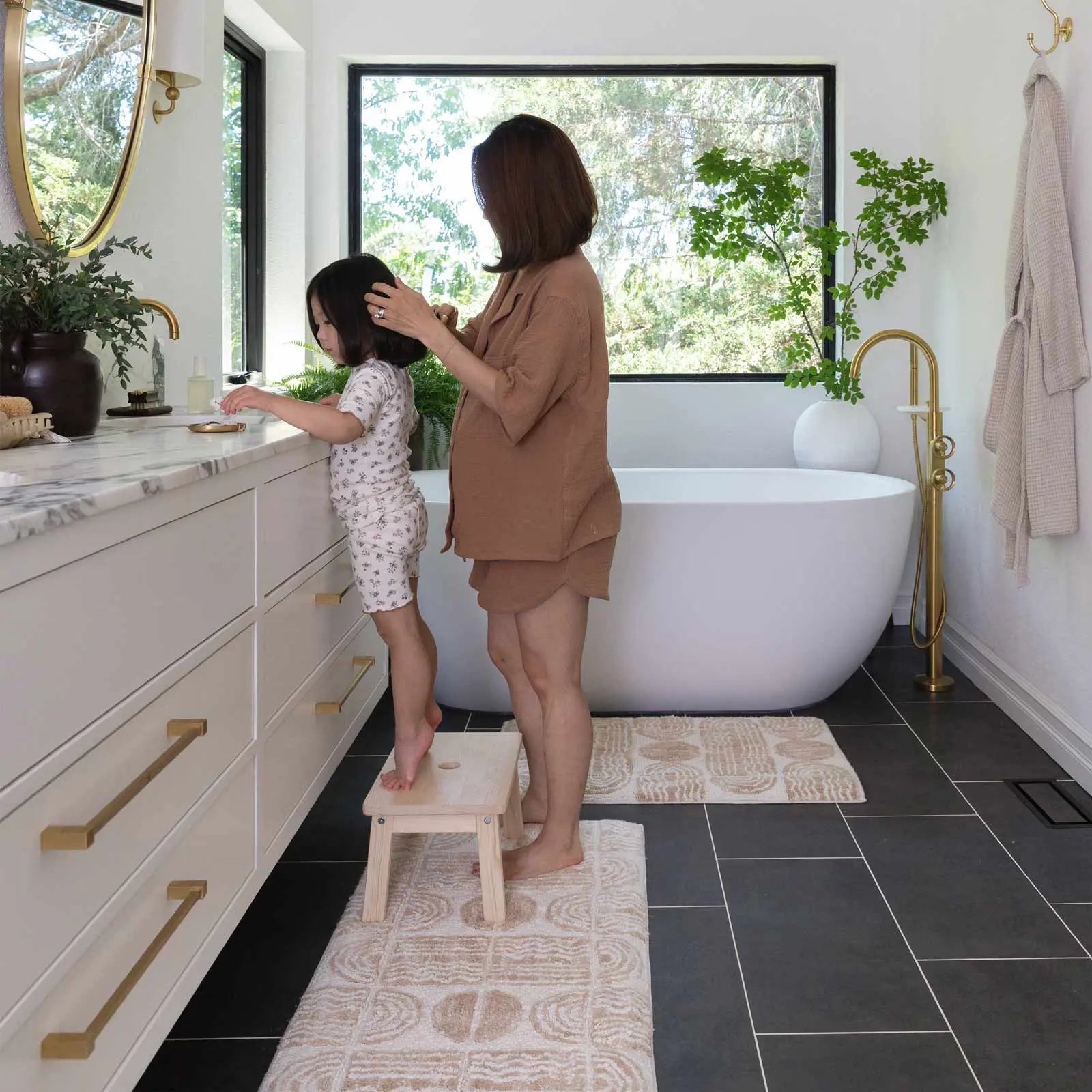 Soft Plush Bath Mat with Non-Slip Backing - Ultra Absorbent & Quick Dry Bathroom Rug for Safety and Comfort - Perfect for Bathroom, Shower, and Vanity Areas