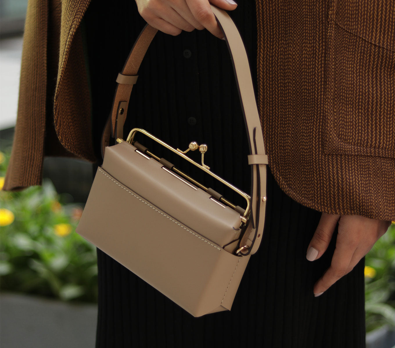 Stylish Kisslock Handbag for Women - Vintage Inspired Clutch Purse with Secure Lock Closure - Perfect for Evening Parties, Weddings & Special Occasions