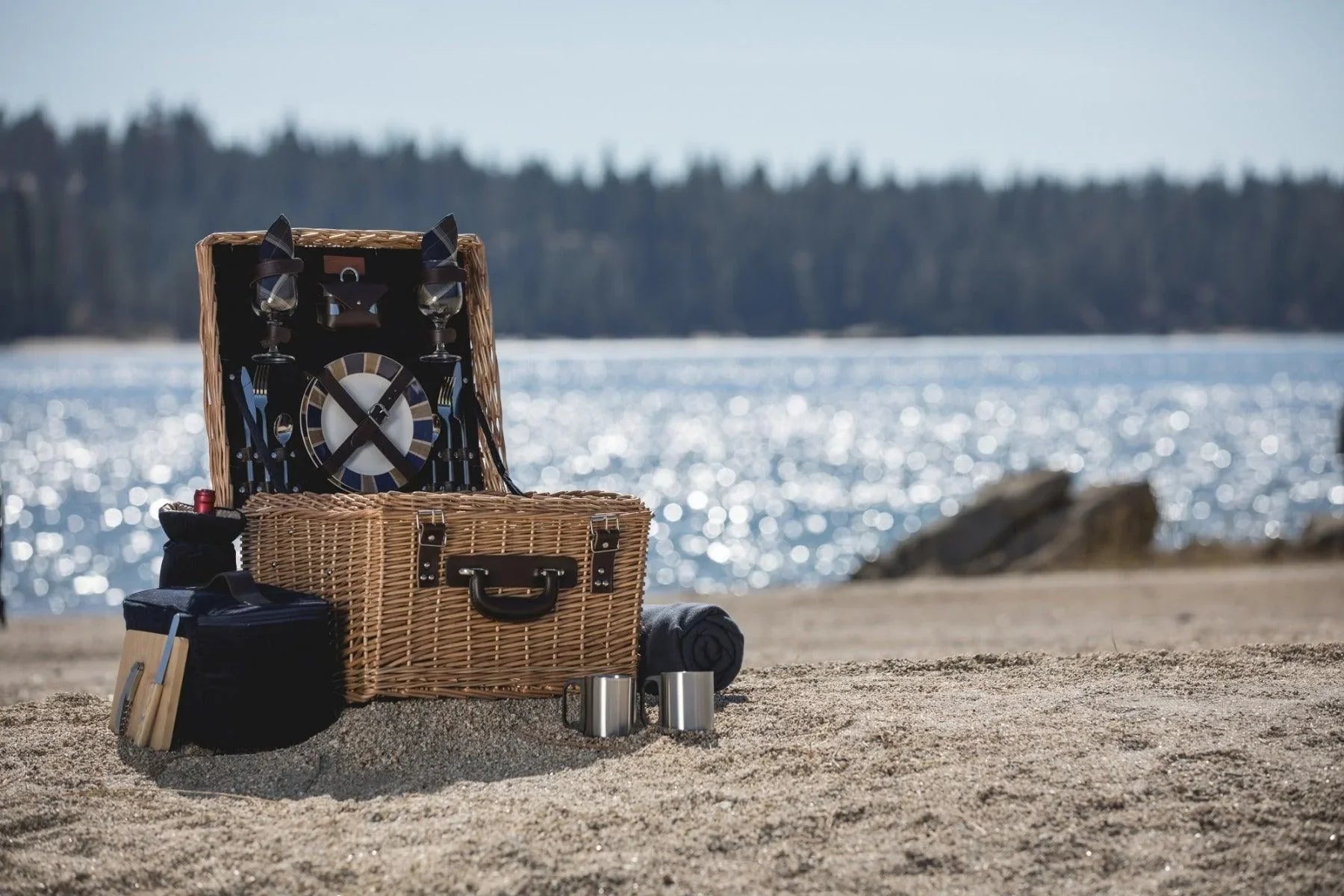 Premium Wicker Picnic Basket for Two - Insulated Compartment, Wine Holder & Complete Cutlery Set - Perfect for Romantic Dates, Beach Outings and Outdoor Dining