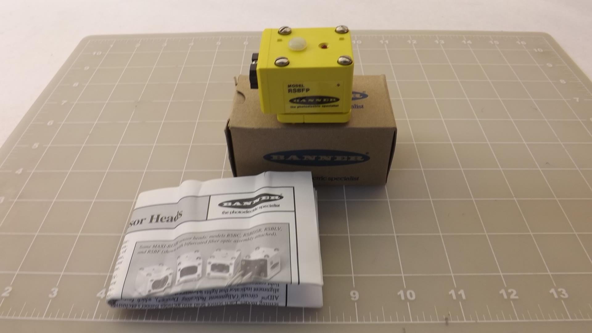 Banner 25576 Photoelectric Sensor with Fiber Optic & RSBF Technology - Industrial Automation, Packaging, and Material Handling Solutions