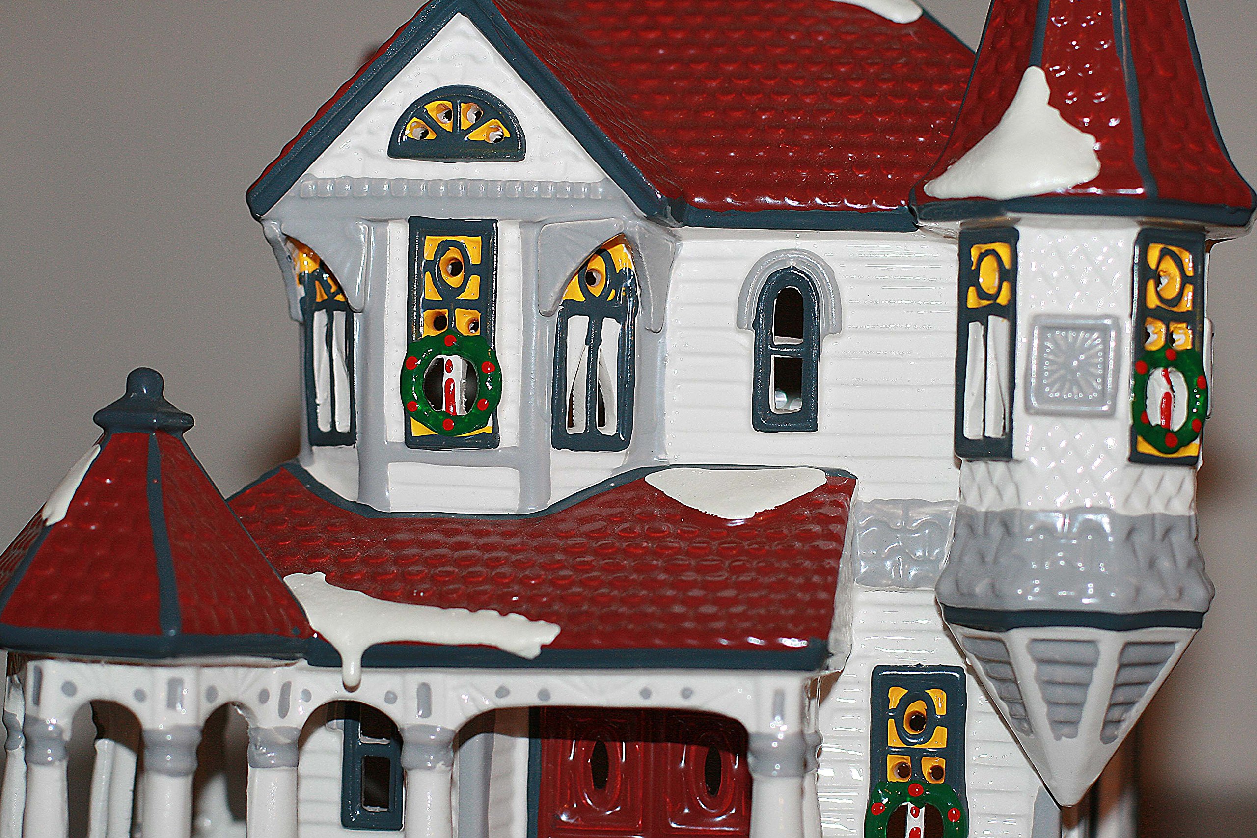 Dept 56 The Original Snow Village Queen Anne Victorian Collectible Christmas House - Perfect for Holiday Decor, Village Displays & Gift Giving