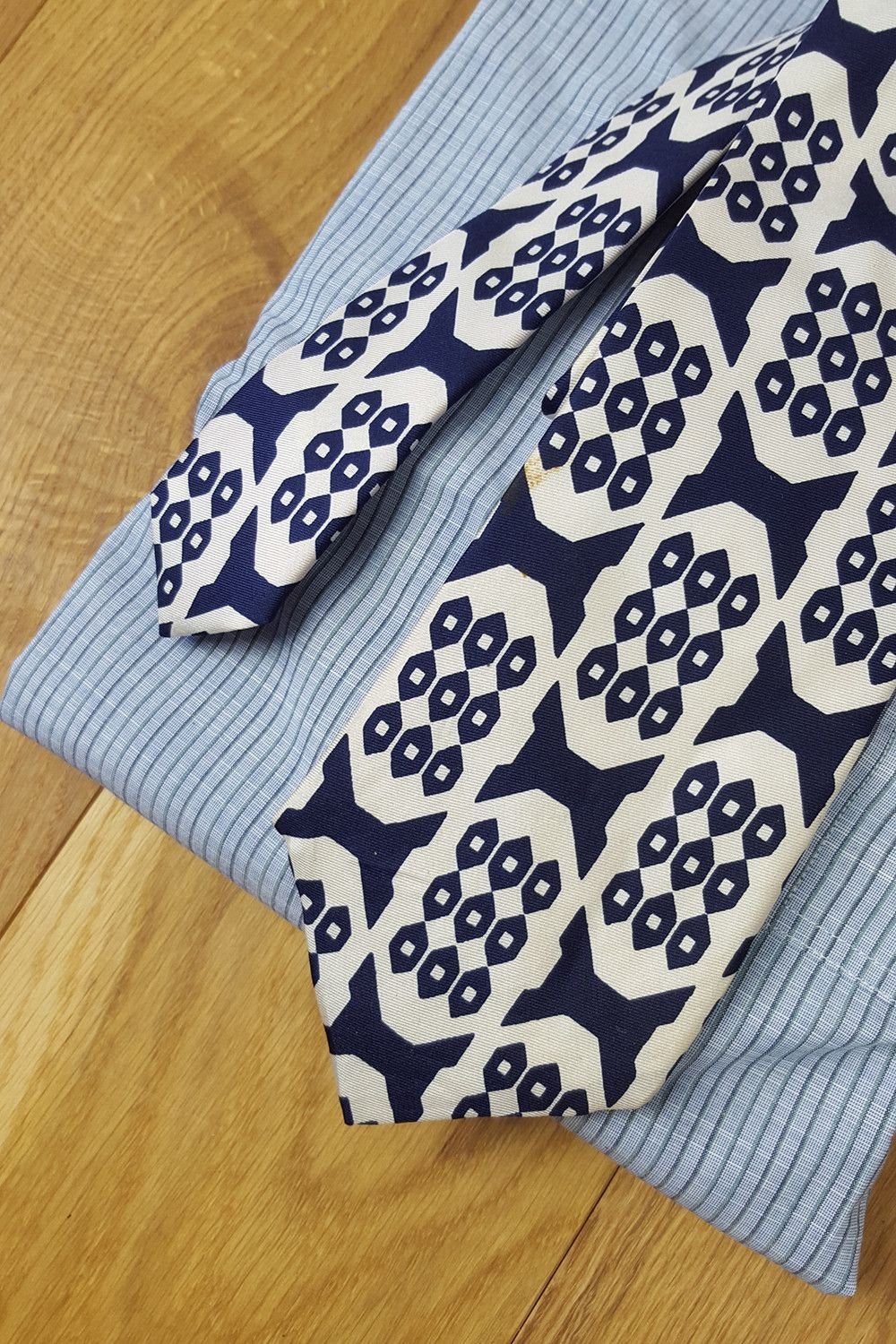 ERRE Vintage Italian 100% Silk Tie - White & Blue Geometric Print - 55 Inches - Perfect for Weddings, Business Meetings & Formal Occasions