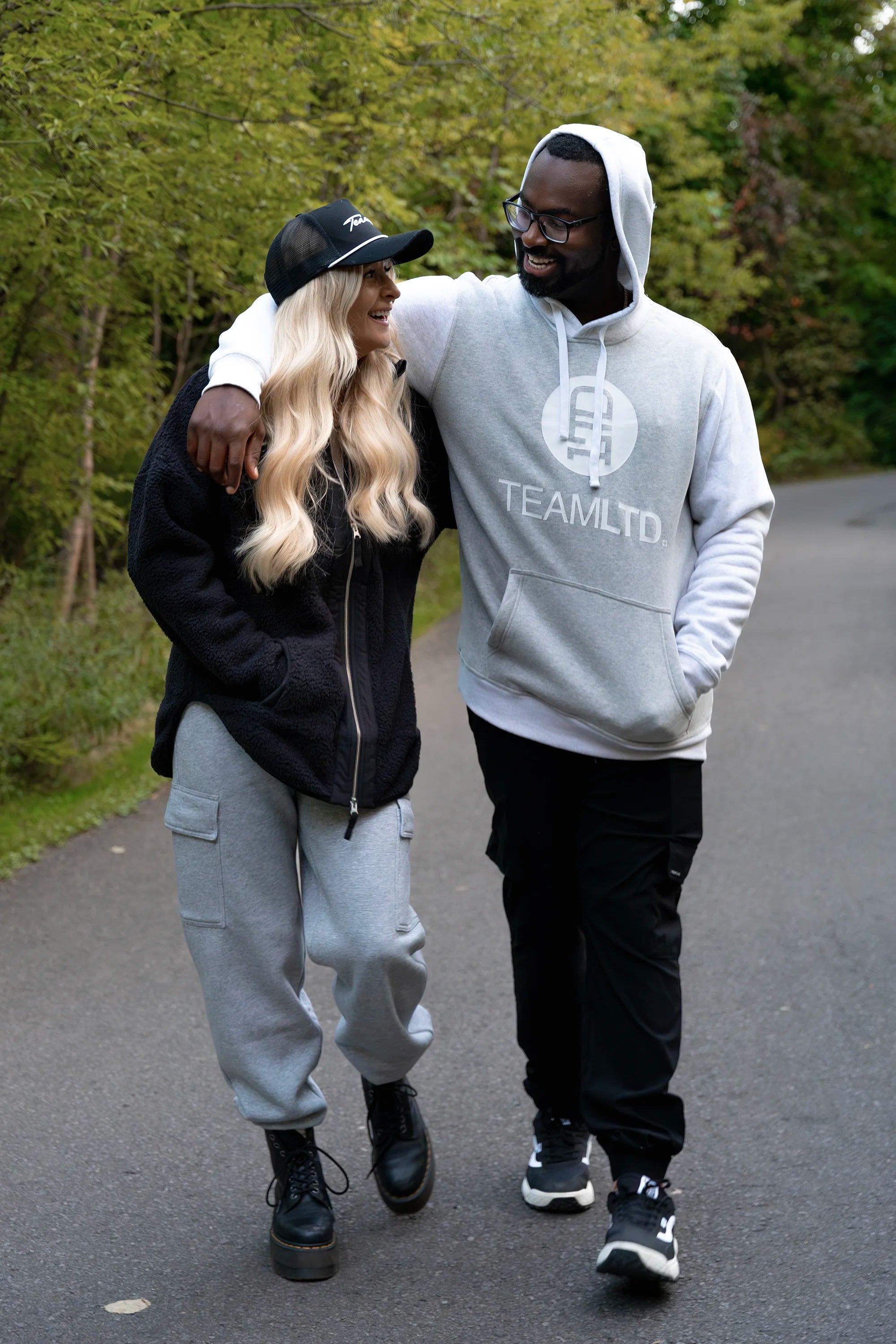 Classic Black Hoodie for Men & Women - Soft Cotton Pullover Sweatshirt - Casual Streetwear for Everyday Comfort & Style