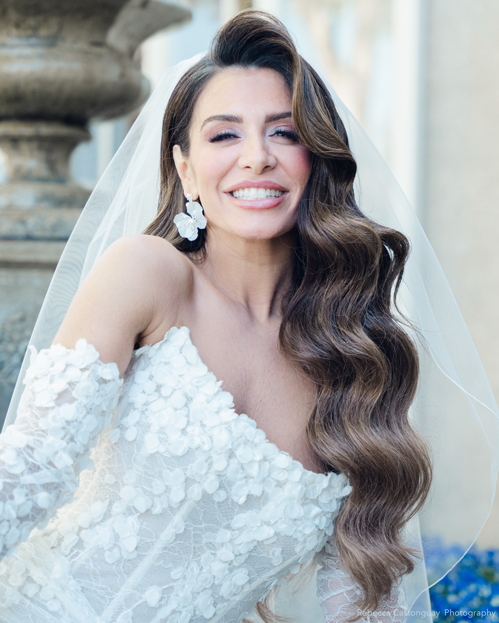 Elegant Pencil Edge Bridal Veil - Delicate Lace Wedding Veil for Bride - Perfect for Church Ceremony & Romantic Photoshoots