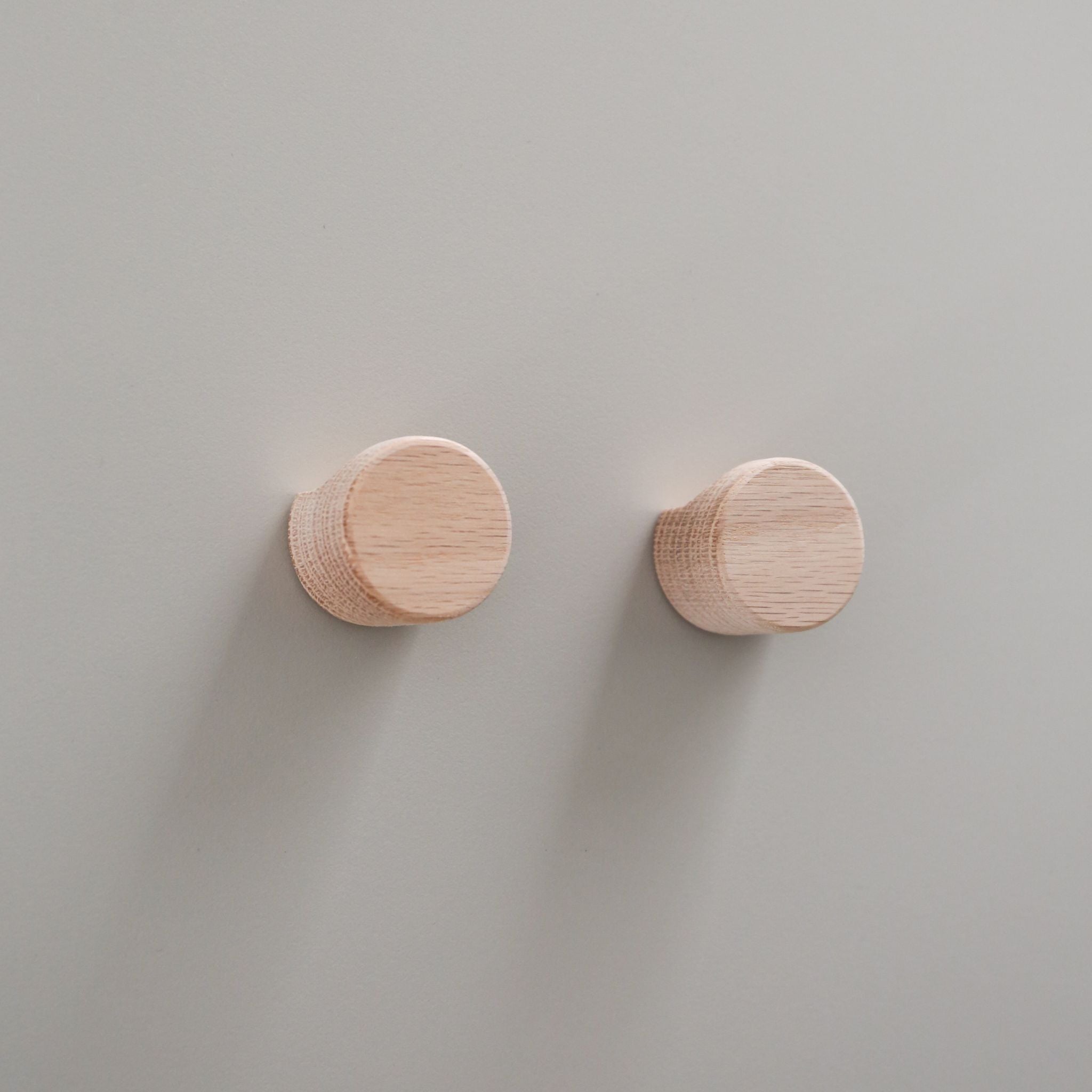 DESIGNSTUFF The Crest Hook, Medium, Oak (Set of 2) - Wall Mounted Coat Hooks for Entryway, Bathroom & Bedroom Organization - Rustic Home Decor for Hanging Coats, Hats, Bags & Towels