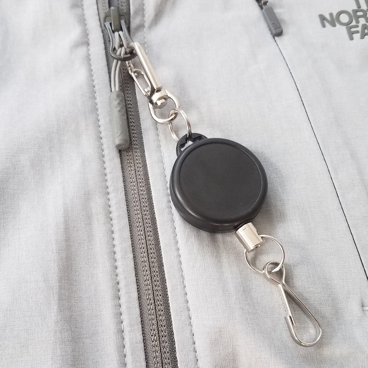 100 Pack Heavy Duty Retractable Badge Reel with Metal Carabiner Clip - ID Holder for Ski Pass, Sport Lift Tickets & Keychains - Perfect for Coats, Belts & Pants Loops - Workplace, Events & Outdoor Activities