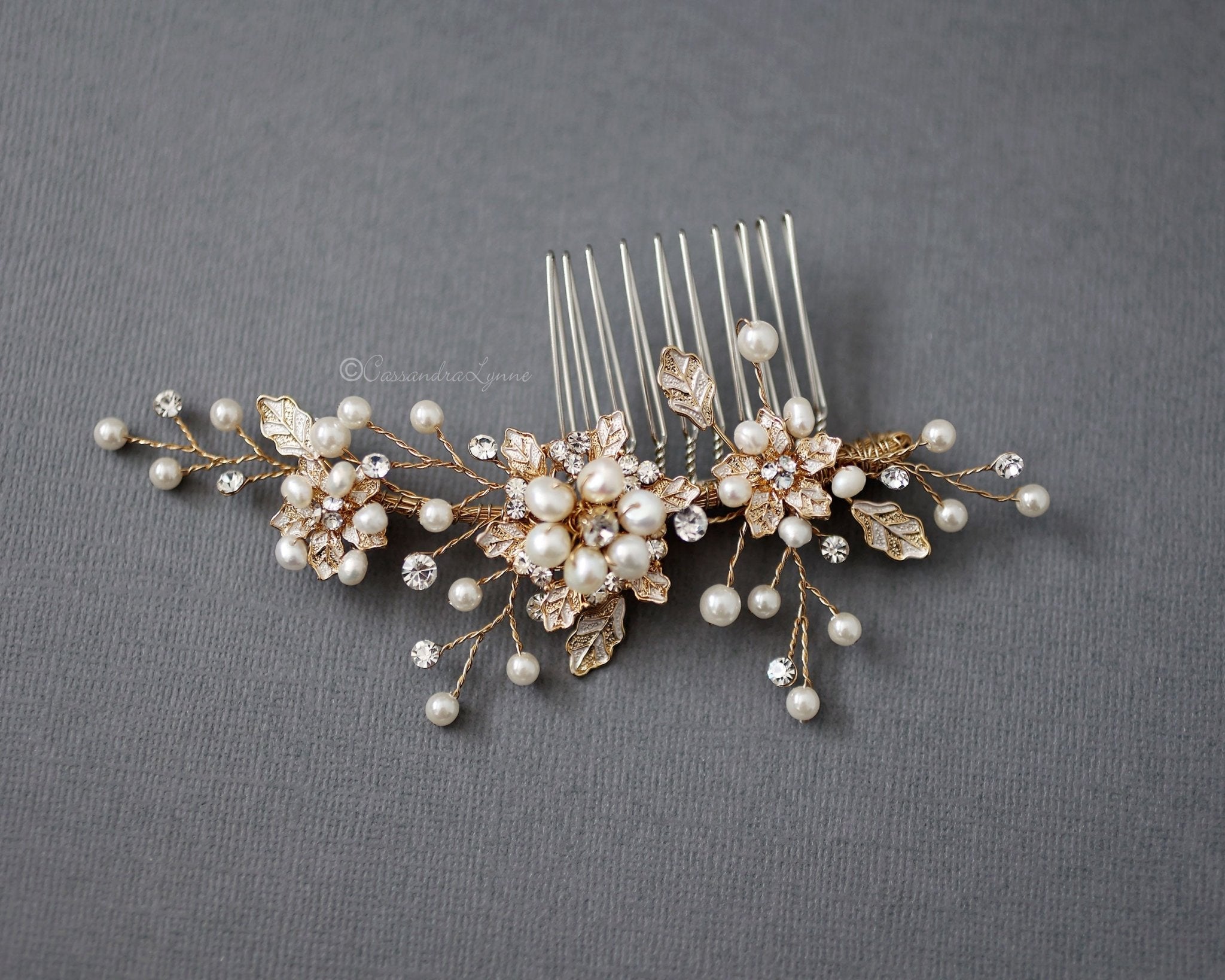 Elegant Gold Pearl Hair Comb for Brides - Perfect Wedding Hair Accessory for Bridal Hairstyles and Special Occasions