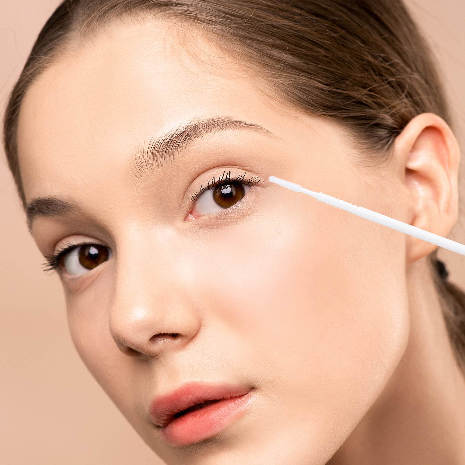200 Pieces Disposable Micro Brush Applicators - Eyelash Extension Removal Tools, Mini Cotton Swab Brushes for Makeup, Nail Art & Personal Care (White) - Perfect for Eyelash Extensions, Makeup Touch-ups & Precision Cleaning