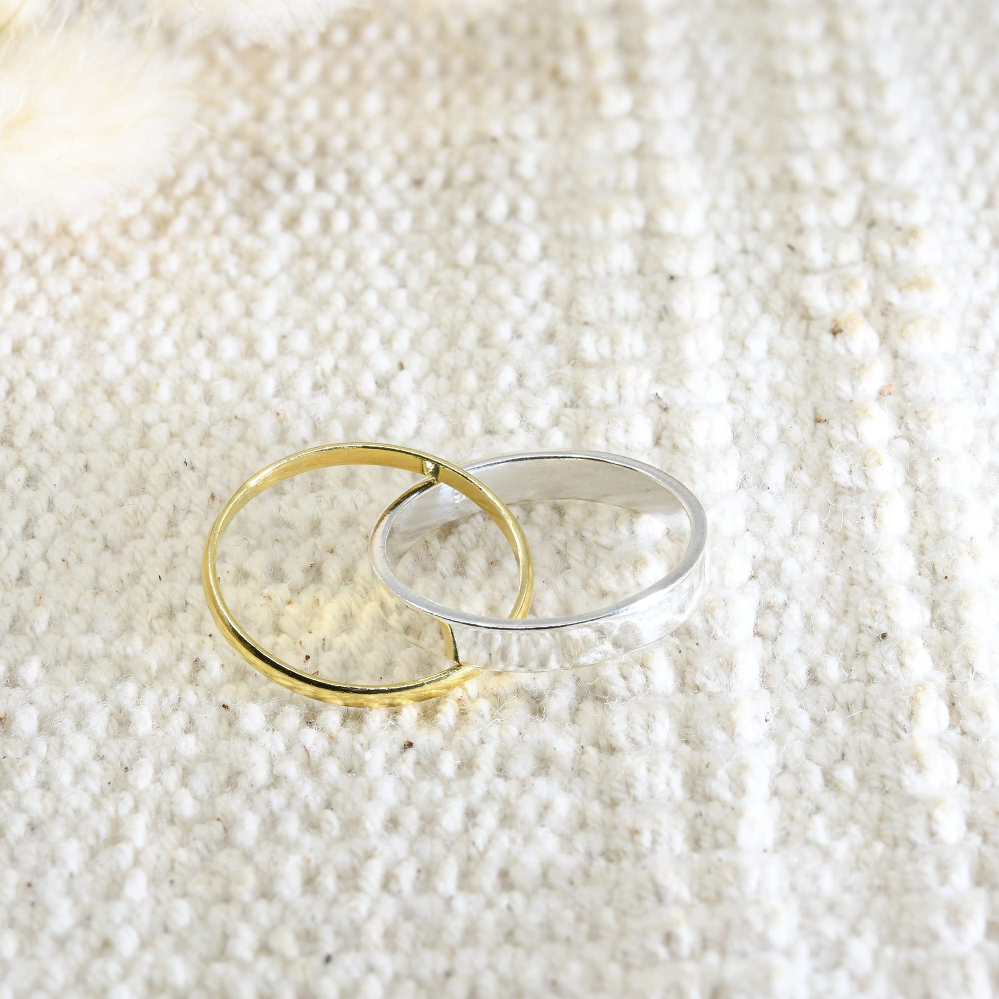 AeraVida Eternal Two Tone Interconnected Gold Plated .925 Sterling Silver Ring for Women | Classic Wedding Band, Casual Comfort Fit Jewelry | Unisex Couple Rings Size 6-9 | Perfect for Anniversaries, Engagements & Everyday Wear
