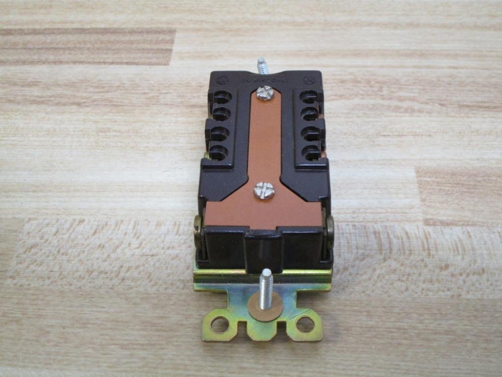 GE GL7580 Duplex Locking Receptacle - 20A 125V Electrical Outlet for Industrial & Commercial Use | Secure Power Connection for Heavy-Duty Equipment & Machinery