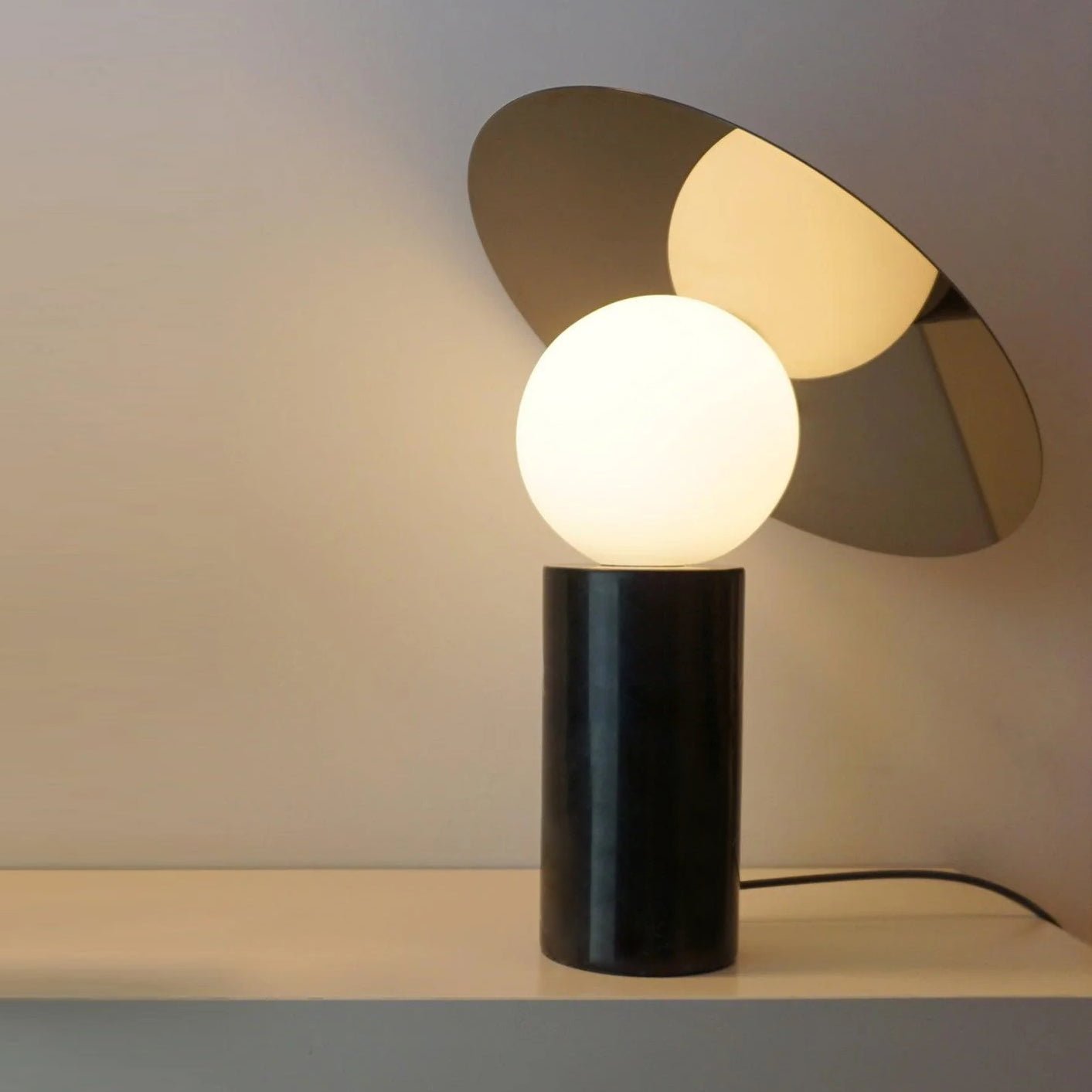 Modern Bola Disc Table Lamp - Sleek LED Bedside Lighting for Bedroom, Living Room & Office - Stylish Home Decor & Ambient Light for Relaxation