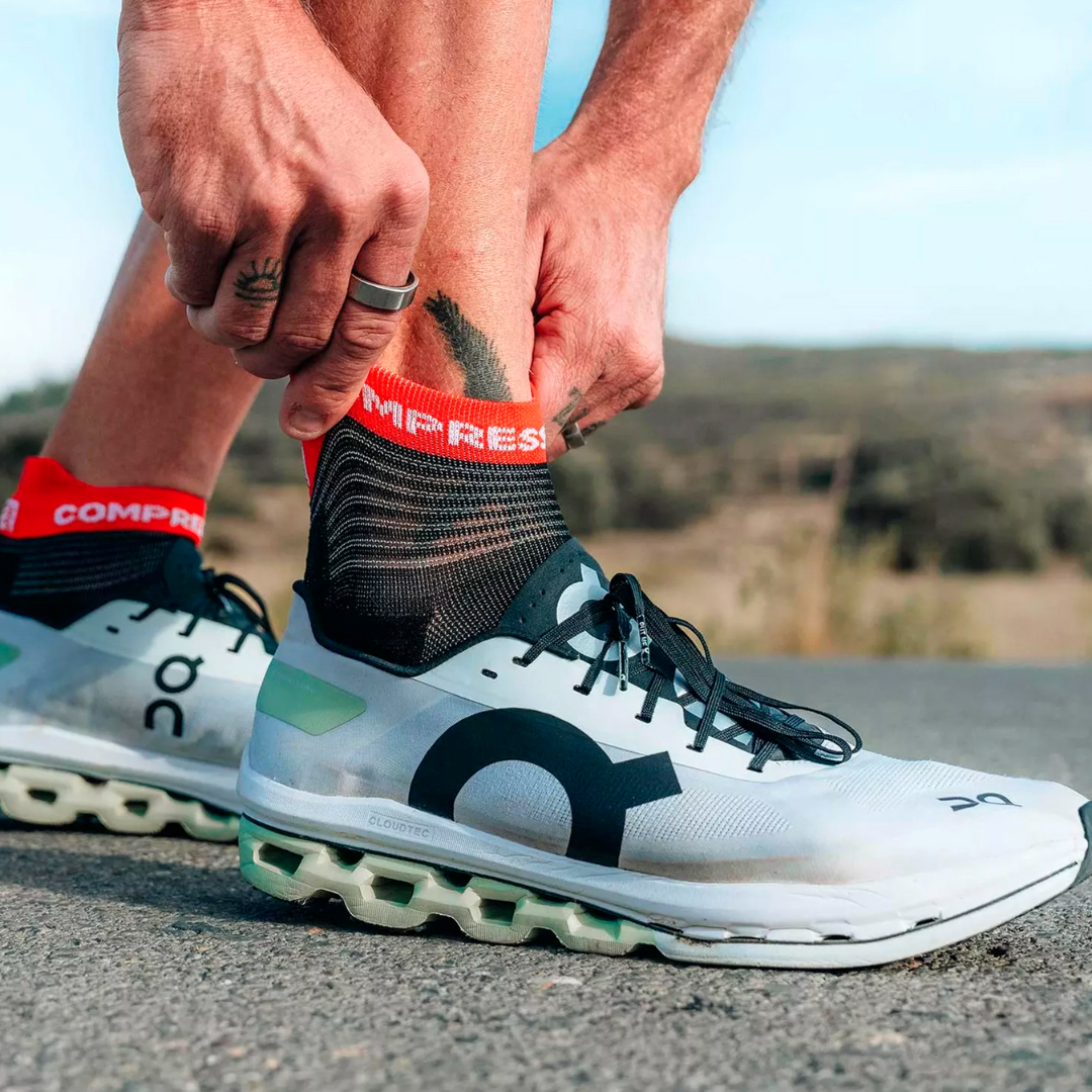 Compressport Pro Racing Socks v4.0 - Unisex Running Socks for Marathon & Triathlon - Lightweight Performance Athletic Socks for Men & Women - Perfect for Long Distance Running, Cycling & Sports Training