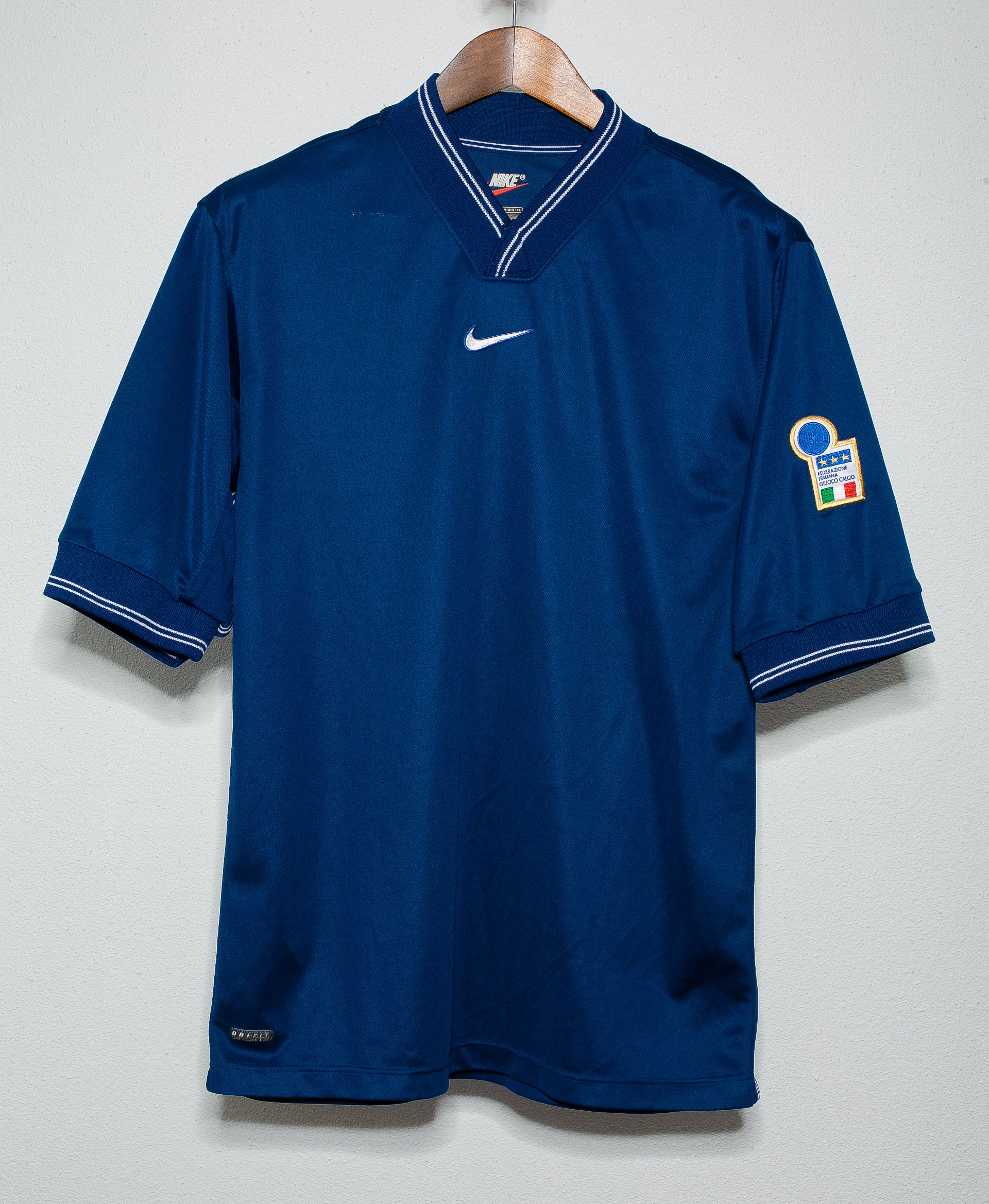 1998 Italy Vintage Soccer Jersey - Authentic Retro Football Training Shirt for Men (Medium) - Perfect for Match Days, Fan Collections & Cosplay