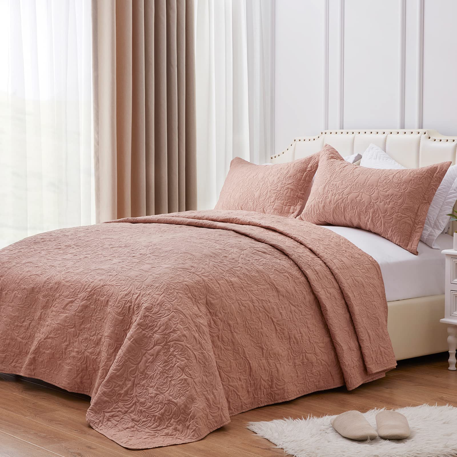 SunStyle Lightweight Summer Brown Quilt Set - Full/Queen Size Down-Alternative Bedspread Coverlet - 3 Piece All Season Bedding (1 Quilt + 2 Pillow Shams) - Perfect for Guest Rooms, Master Bedrooms & Cozy Home Decor