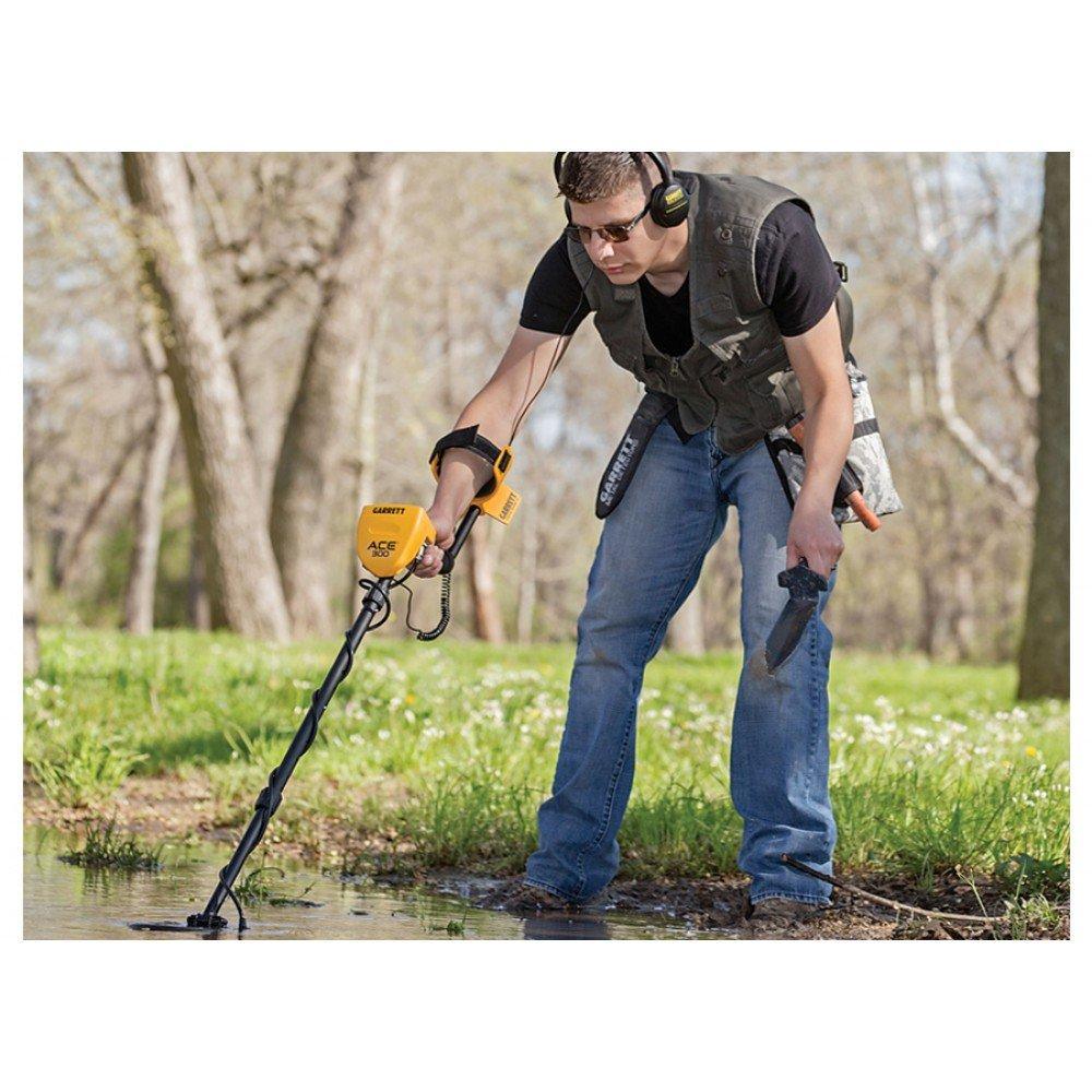 Garrett ACE 300 Metal Detector - Professional Waterproof Metal Detecting Equipment for Treasure Hunting, Beach & Gold Prospecting | Ideal for Beginners & Experts | Lightweight & Easy to Use