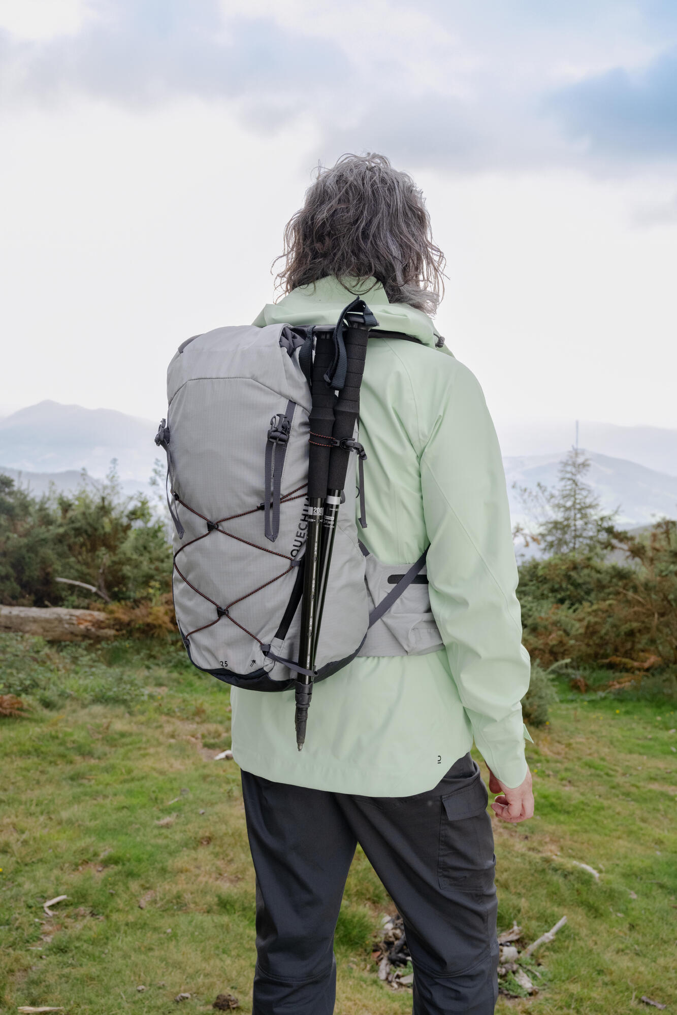 Quechua MH900 25L Lightweight Hiking Backpack for Men & Women - Water-Resistant Daypack for Outdoor Adventures, Camping & Travel
