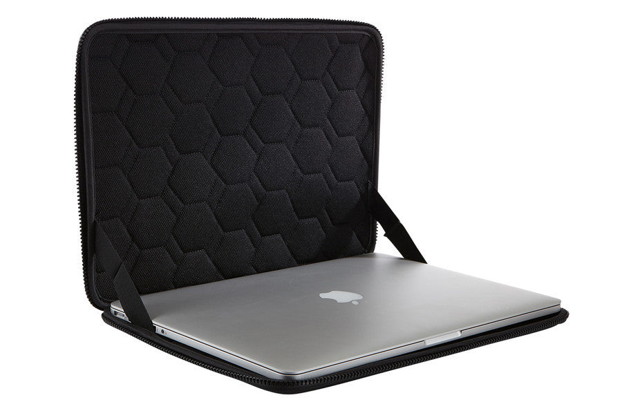 Thule Gauntlet 3.0 MacBook Sleeve 13-15 Inch - Protective Laptop Case for MacBook Pro/Air - Water-Resistant & Shockproof - Perfect for Travel, Work & School (Black)