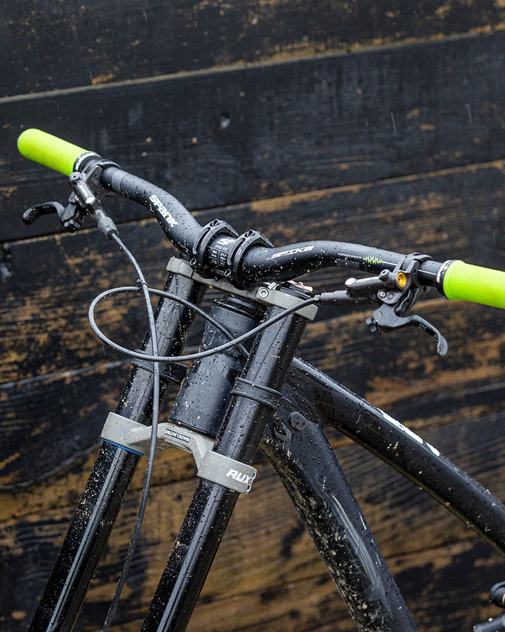 Spank Spike Grip 30 - Premium Bike Handlebar Grips for Mountain & Road Bikes - Non-Slip Comfortable Cycling Accessories for Men Women - Perfect for Trail Riding, Commuting & Urban Cycling