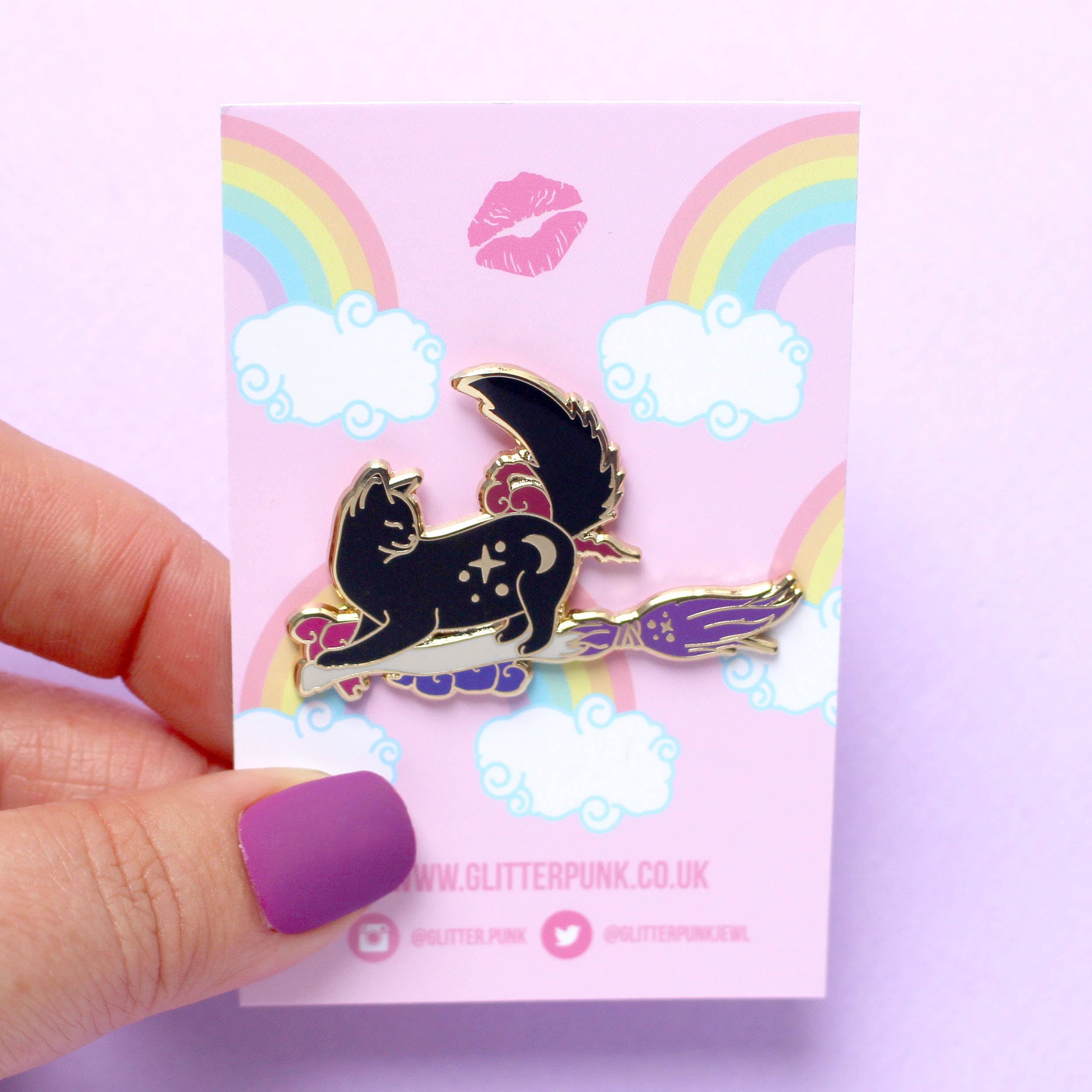Broomstick Cat Enamel Pin - Cute Witchy Cat Brooch for Backpacks, Jackets & Accessories - Perfect for Halloween, Cosplay & Kawaii Fashion