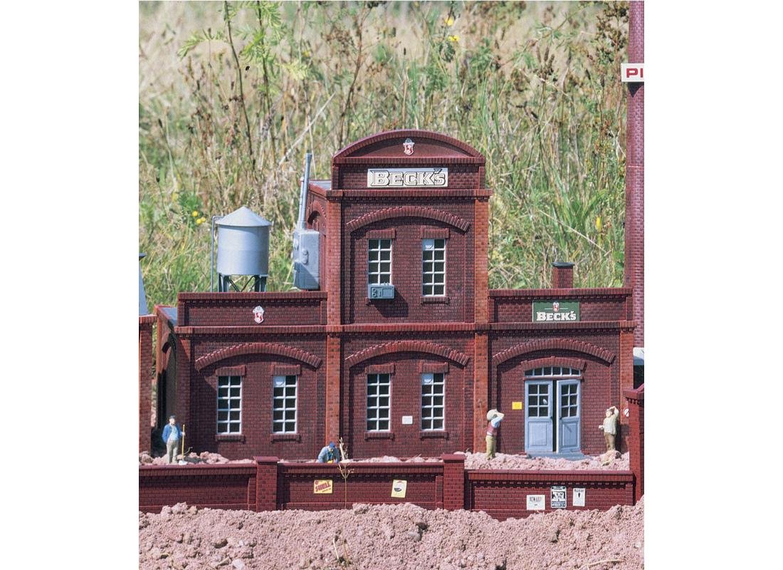 PIKO G Scale Brewery Main Building Kit - Model Train Accessory for Outdoor & Indoor Garden Railway Scenes