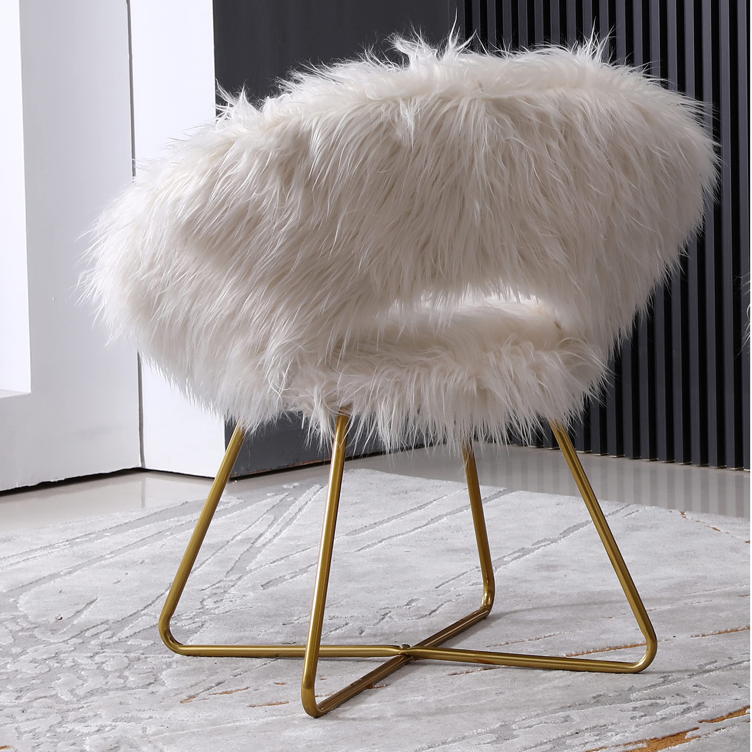 Slatina Faux Fur Upholstered Accent Chair by Roundhill Furniture - Soft White Modern Lounge Chair for Living Room, Bedroom & Office Decor