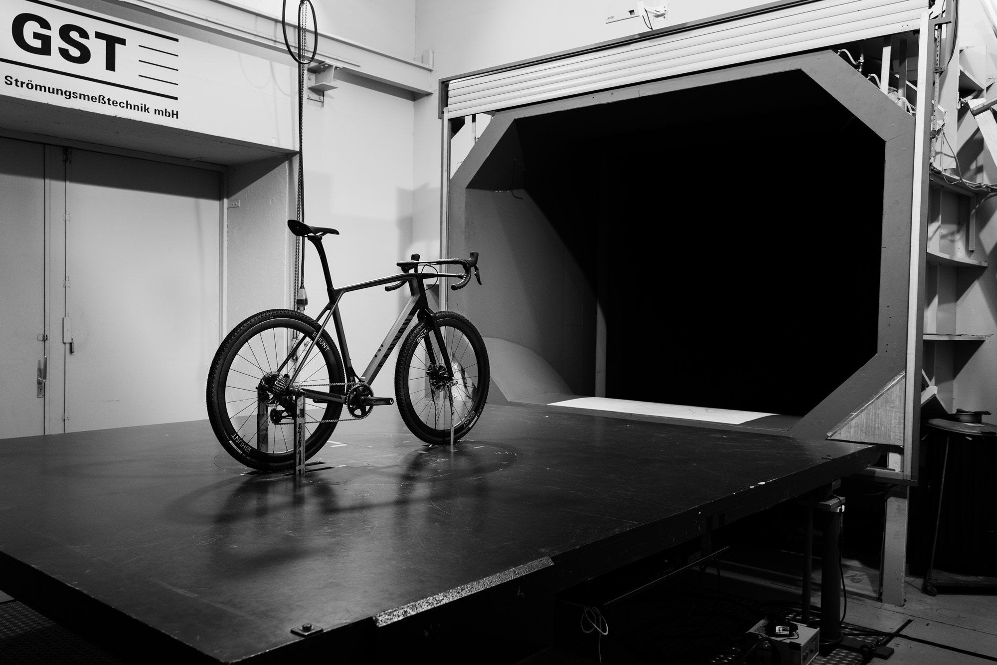 RE:NEW HUNT 42 Limitless Gravel Disc Wheelset - Lightweight Carbon Wheels for Gravel Biking - Perfect for Off-Road Adventures, Bikepacking & All-Terrain Cycling