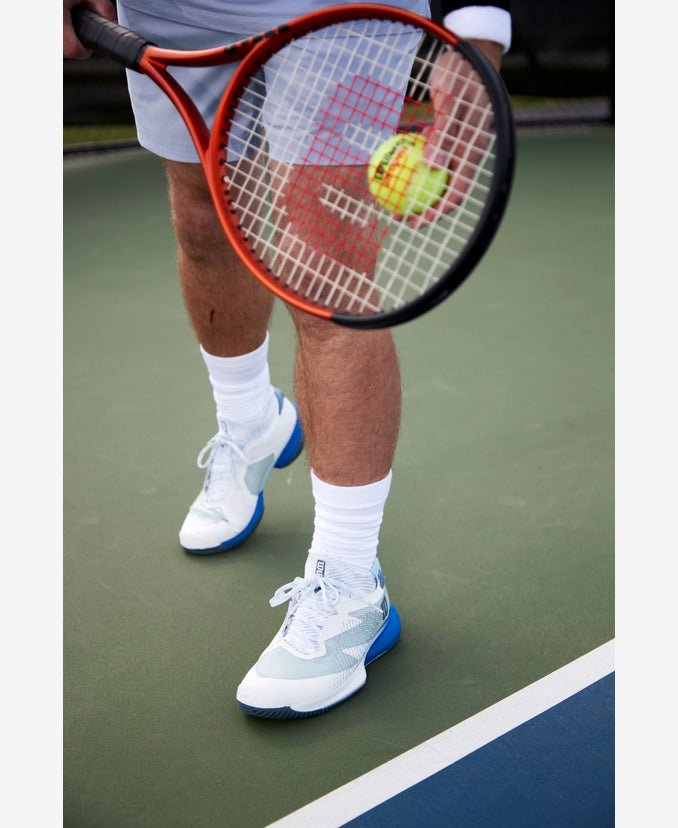 Wilson Burn 100 V5 Tennis Racket - High Performance Carbon Fiber Tennis Racquet for Men & Women | Perfect for Competitive Play & Training Sessions